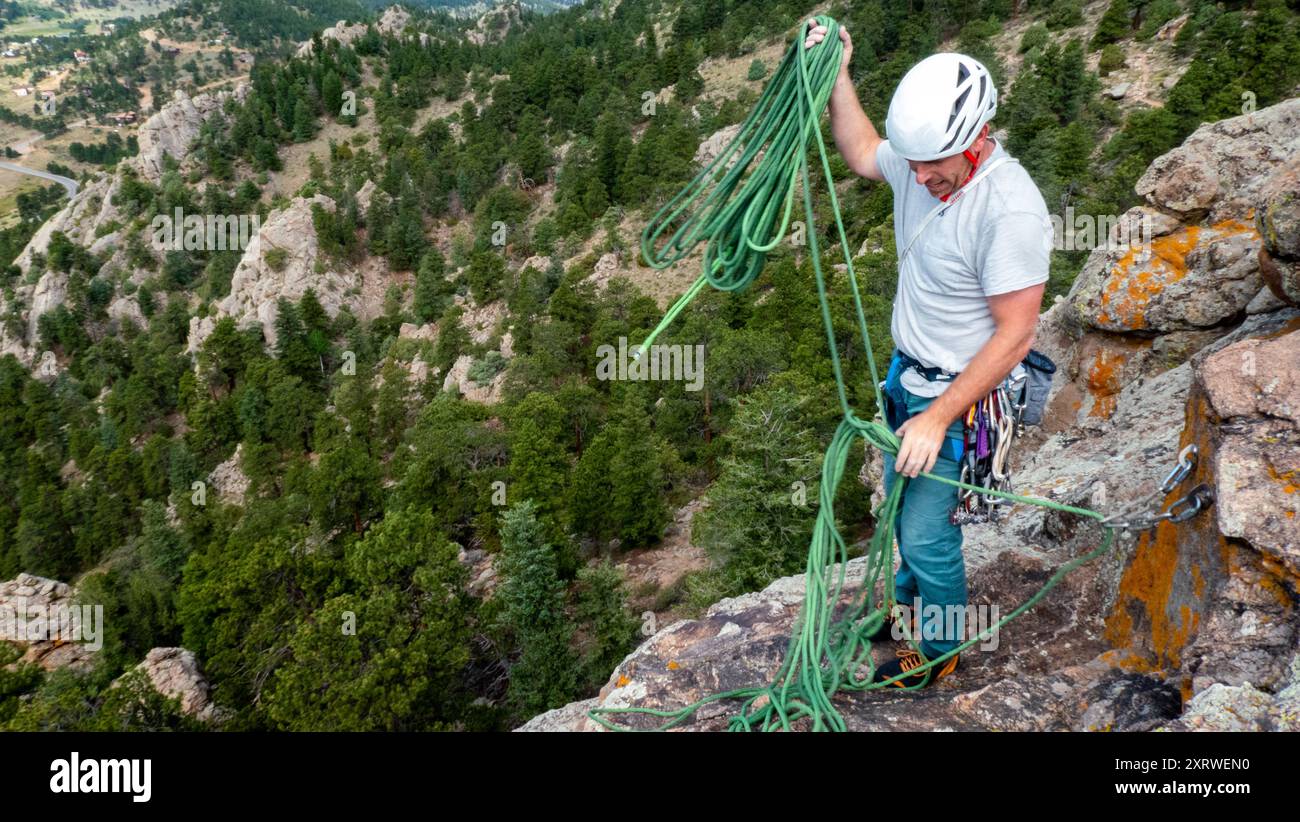 Männlicher Einzelerwachsener Abseiler vom Gipfel des Daumenbuttes. Estes Park, Colorado, Stockfoto