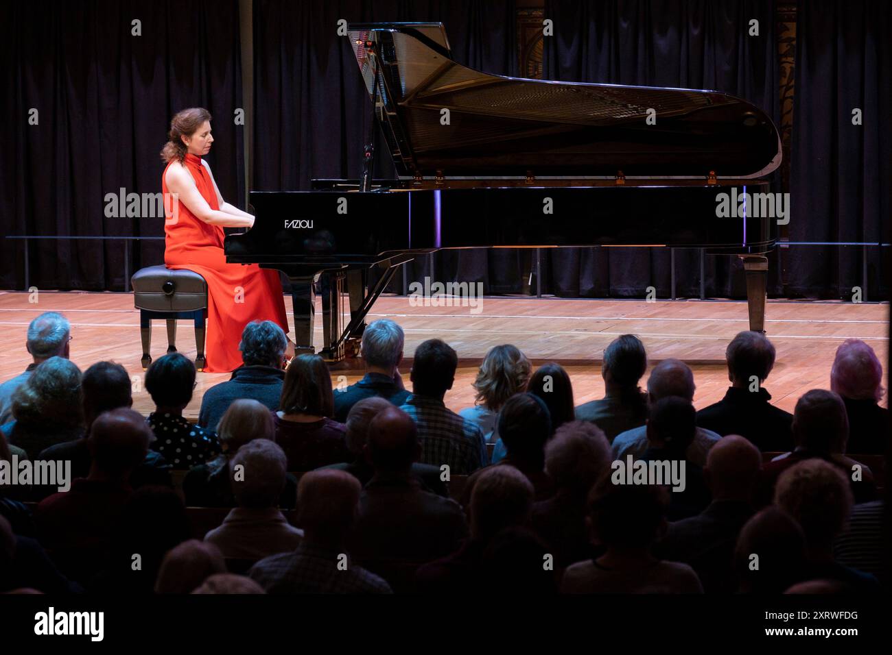 Die gefeierte kanadische Pianistin Angela Hewitt spielt JS Bach und Beethoven Stücke in der St George's Konzerthalle in Bristol, Großbritannien, als Teil ihrer BEETHOVEN 250 Celebration Reihe von Konzerten und musikalischen Veranstaltungen. Stockfoto