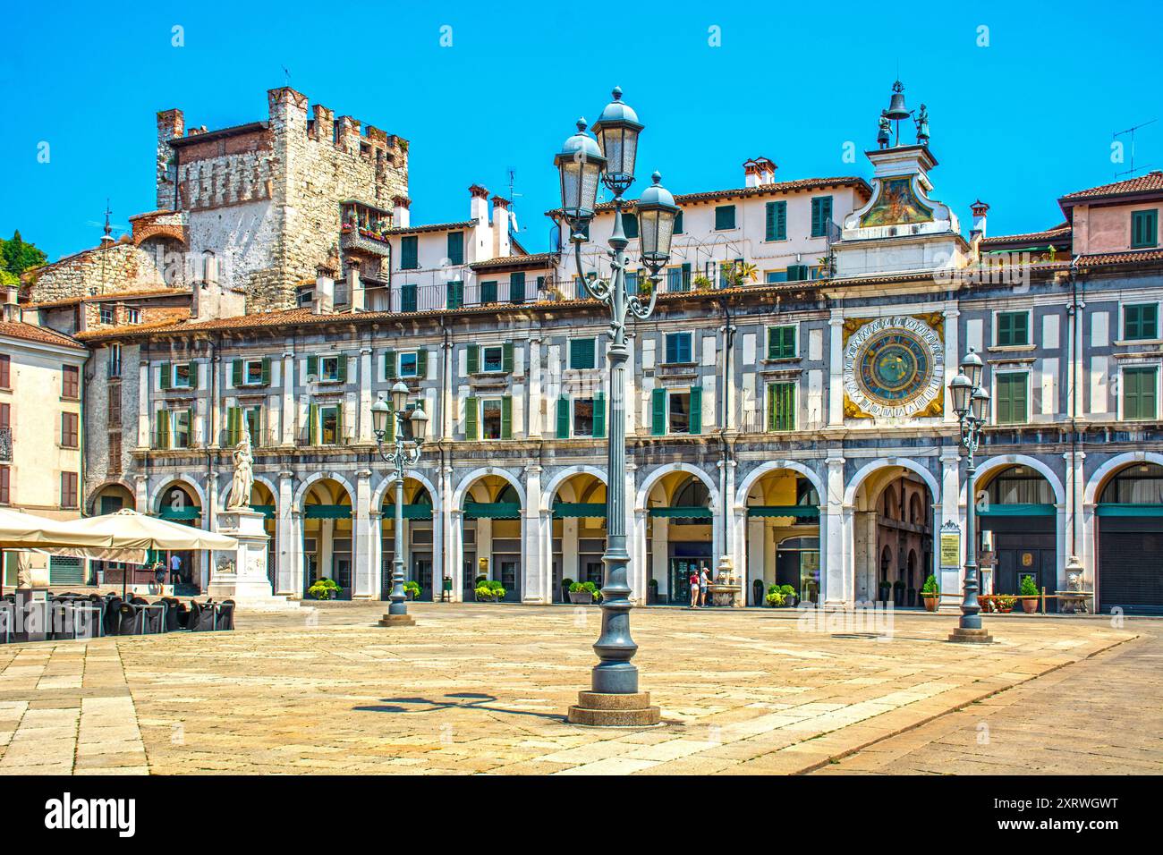 Piazza della Loggia, Brescia, Lombardei, Italien mit dem Astronomischen Turm auf der Ostseite. Stockfoto