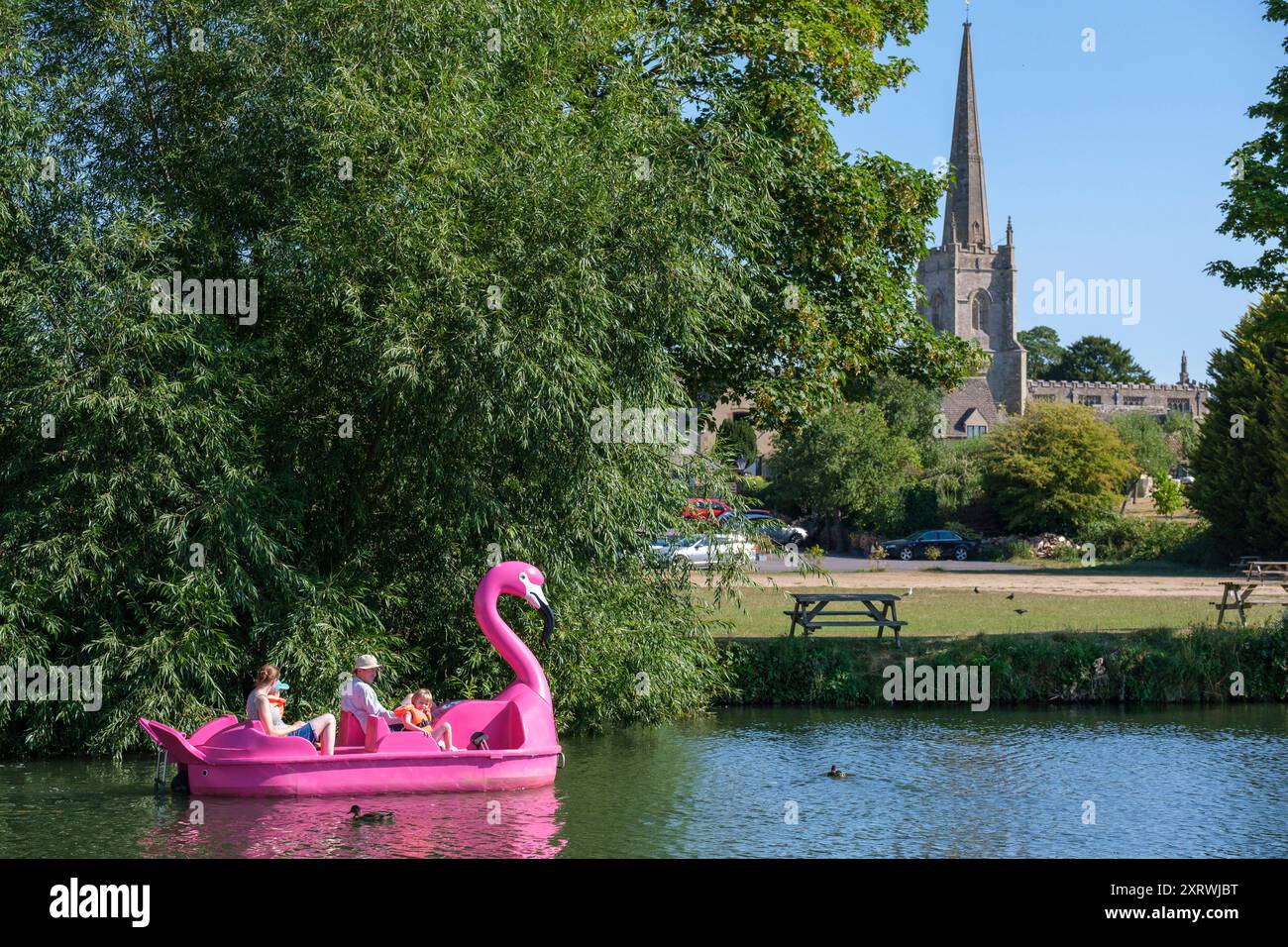 Die Menschen genießen eine Fahrt in einem rosa Flamingopedalo auf der Themse bei Lechlade, während die britische Hitzewelle weiter geht. Stockfoto