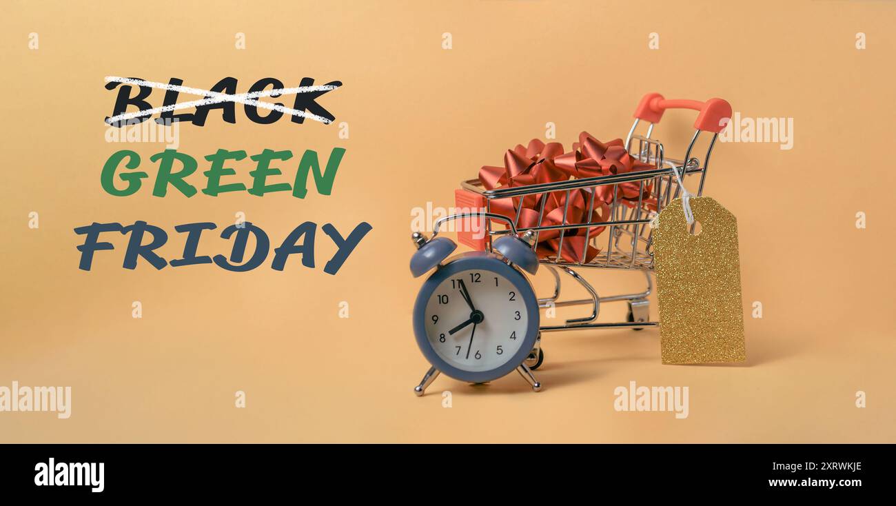 Ein Warenkorb mit einer Uhr drauf und die Worte Black Green Friday drauf. Die Uhr ist auf 7:55 Uhr eingestellt Stockfoto