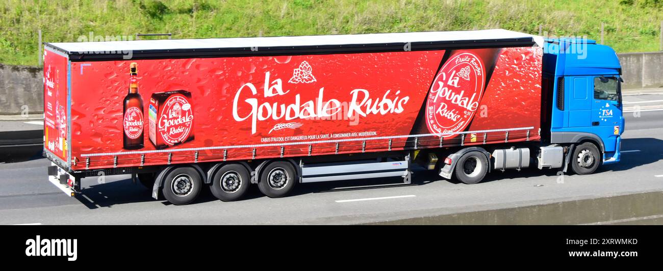 TSA blauer DAF-Lkw-Lkw-Lkw mit kleinem Anhänger mit seitlichem Vorhang, Werbung für La Goudale Rubis French Beer auf der Autobahn M25 in Großbritannien Stockfoto