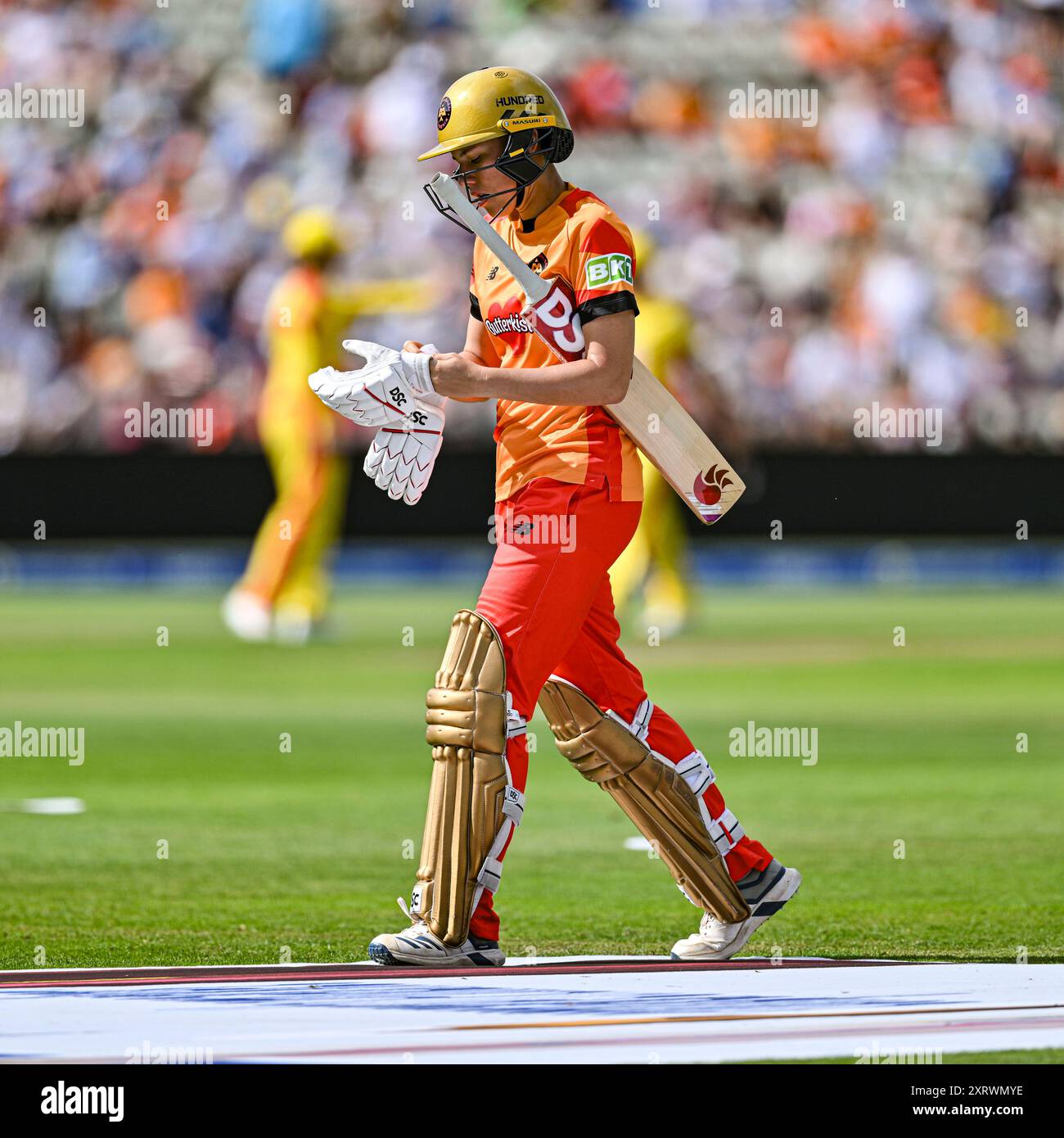 Edgbaston, Birmingham, Großbritannien. August 2024. The Hundred Womens Cricket, Birmingham Phoenix gegen Trent Rockets; Issy Wong von Birmingham Phoenix Women geht am Ende des Innings ab Credit: Action Plus Sports/Alamy Live News Stockfoto