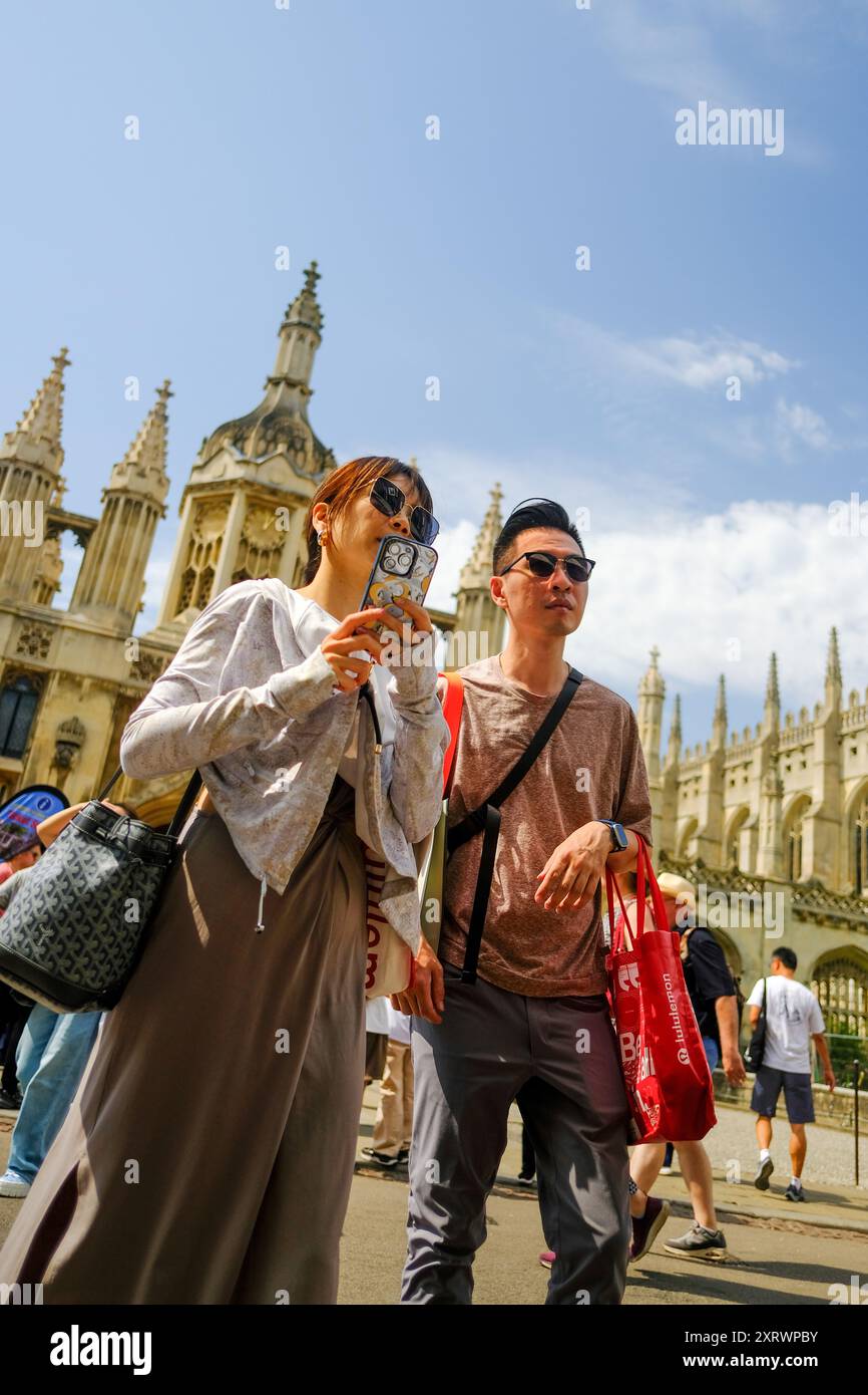 Ein Touristenpaar, das Cambridge UK erkundet und besucht. Stockfoto