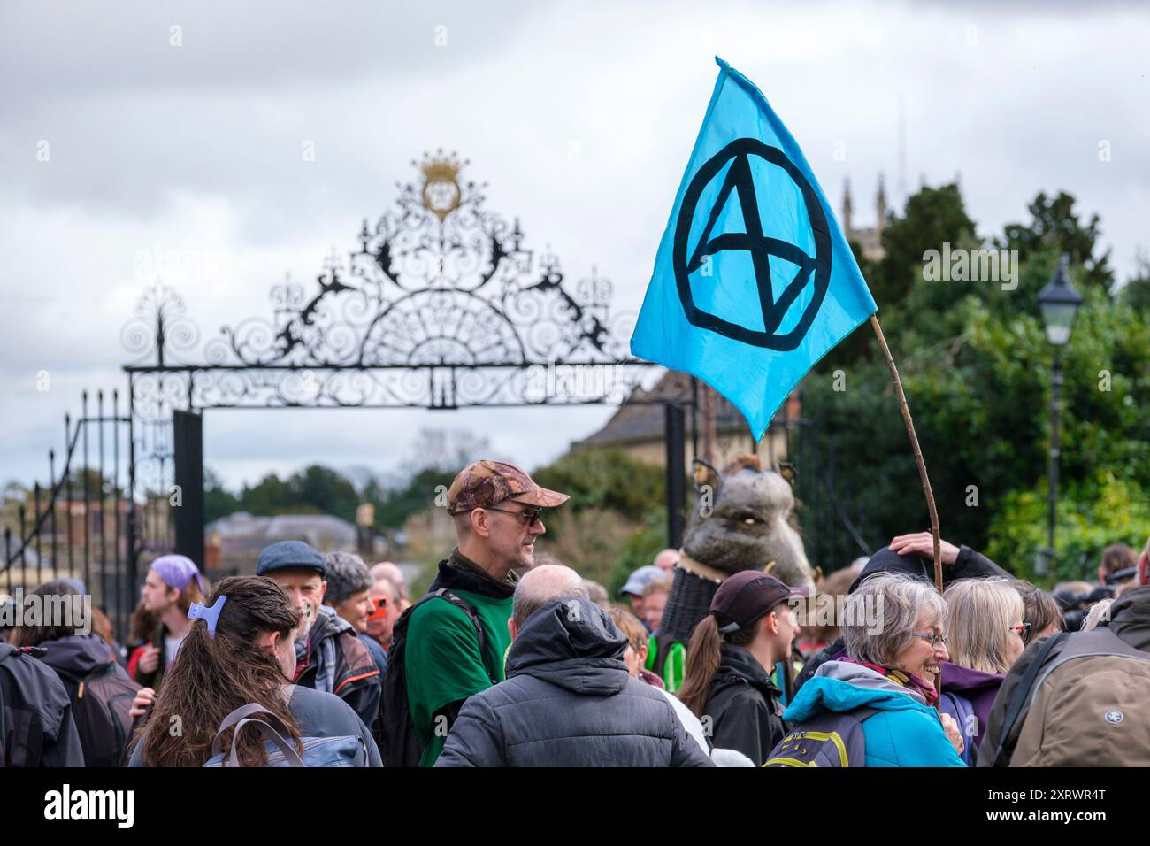 Menschenmassen nehmen an einem „No Pay Protest“ im Cirencester Park Teil, der von der Wahlkampfgruppe Right To Roam organisiert wird. Das Anwesen Bathurst, das den Park besitzt und betreibt, hat für die Bewohner der Stadt und Besucher Gebühren für den Zugang eingeführt. Stockfoto