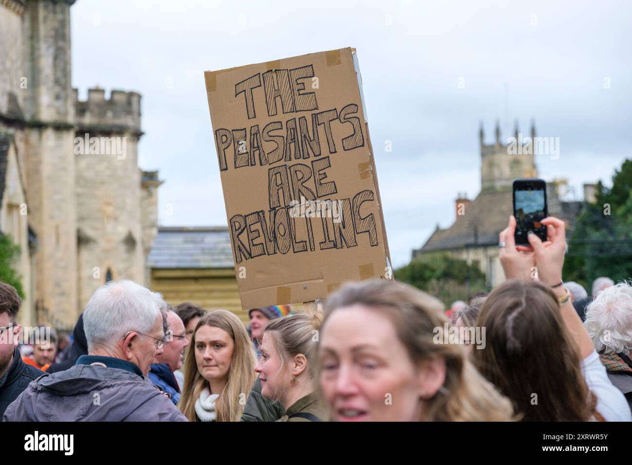 Menschenmassen nehmen an einem „No Pay Protest“ im Cirencester Park Teil, der von der Wahlkampfgruppe Right To Roam organisiert wird. Das Anwesen Bathurst, das den Park besitzt und betreibt, hat für die Bewohner der Stadt und Besucher Gebühren für den Zugang eingeführt. Stockfoto