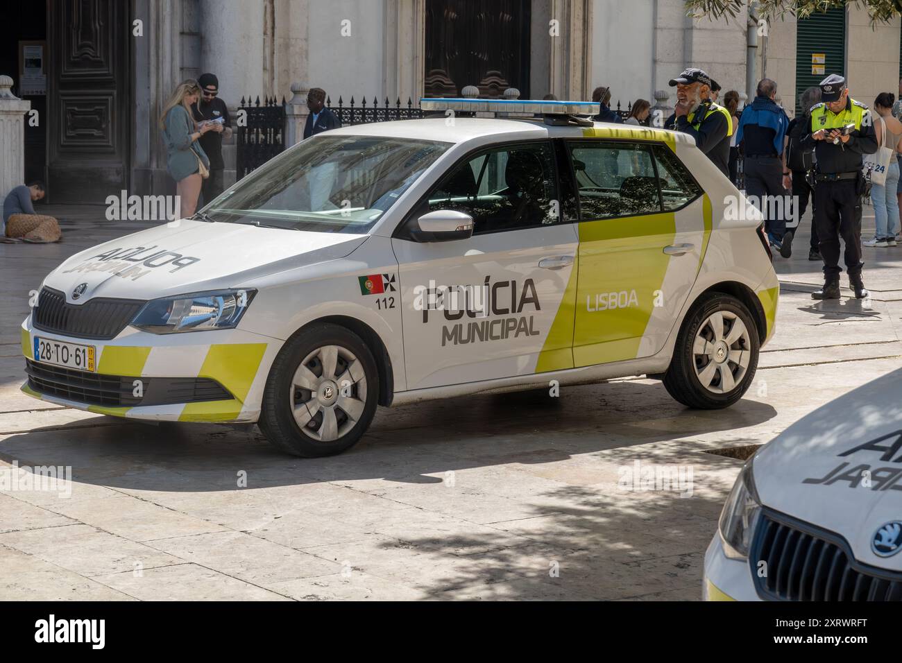 Skoda Fabia Lissabon Stadtpolizeiwagen vor der beliebten Touristenattraktion der Kirche Saint Dominic (Igreja de São Domingos), 6. April 2024 Stockfoto