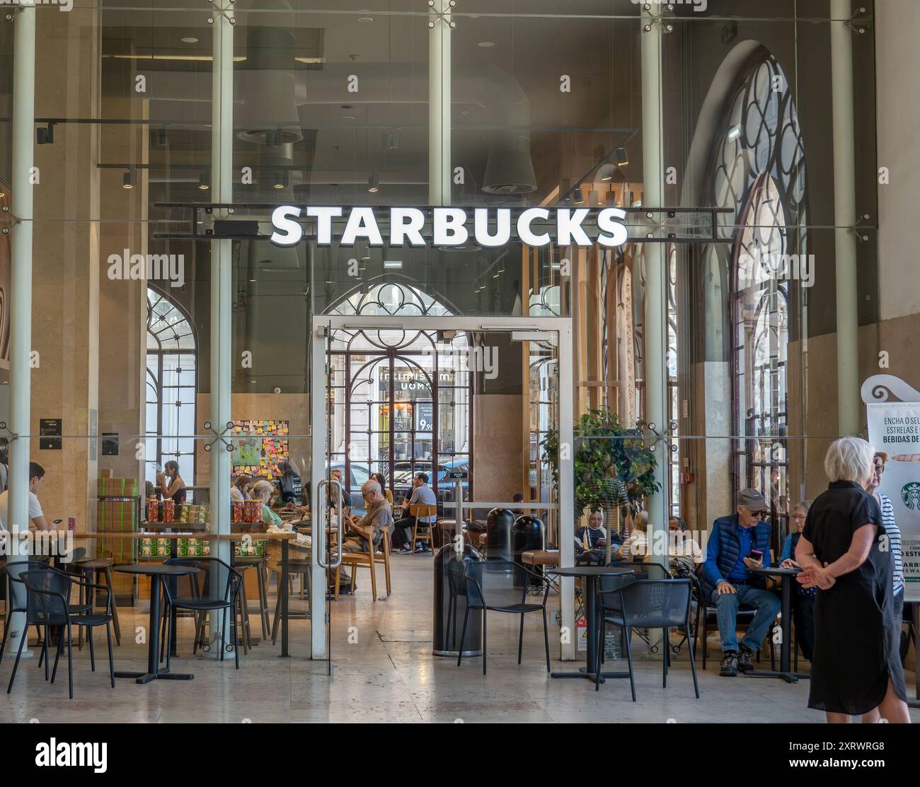 Starbucks Coffee Shop Im Bahnhof Rossio (Estação Central), Lissabon, Portugal, 16. April 2024 Stockfoto