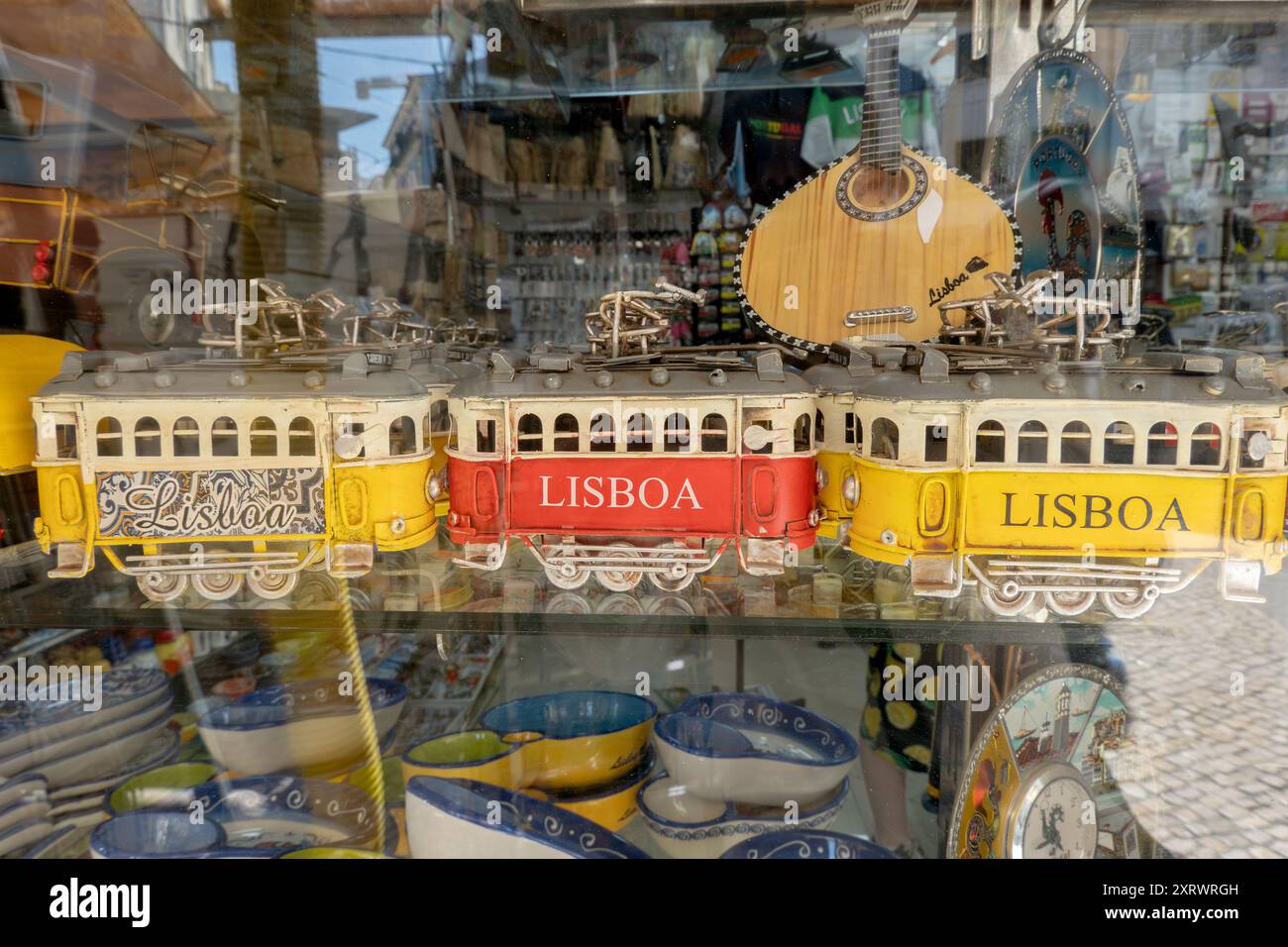 Schaufenster Des Souvenir-Shops Mit Straßenbahnen Aus Lissabon Und Anderen Touristengeschenken Aus Lissabon Portugal, 16. April 2024 Stockfoto
