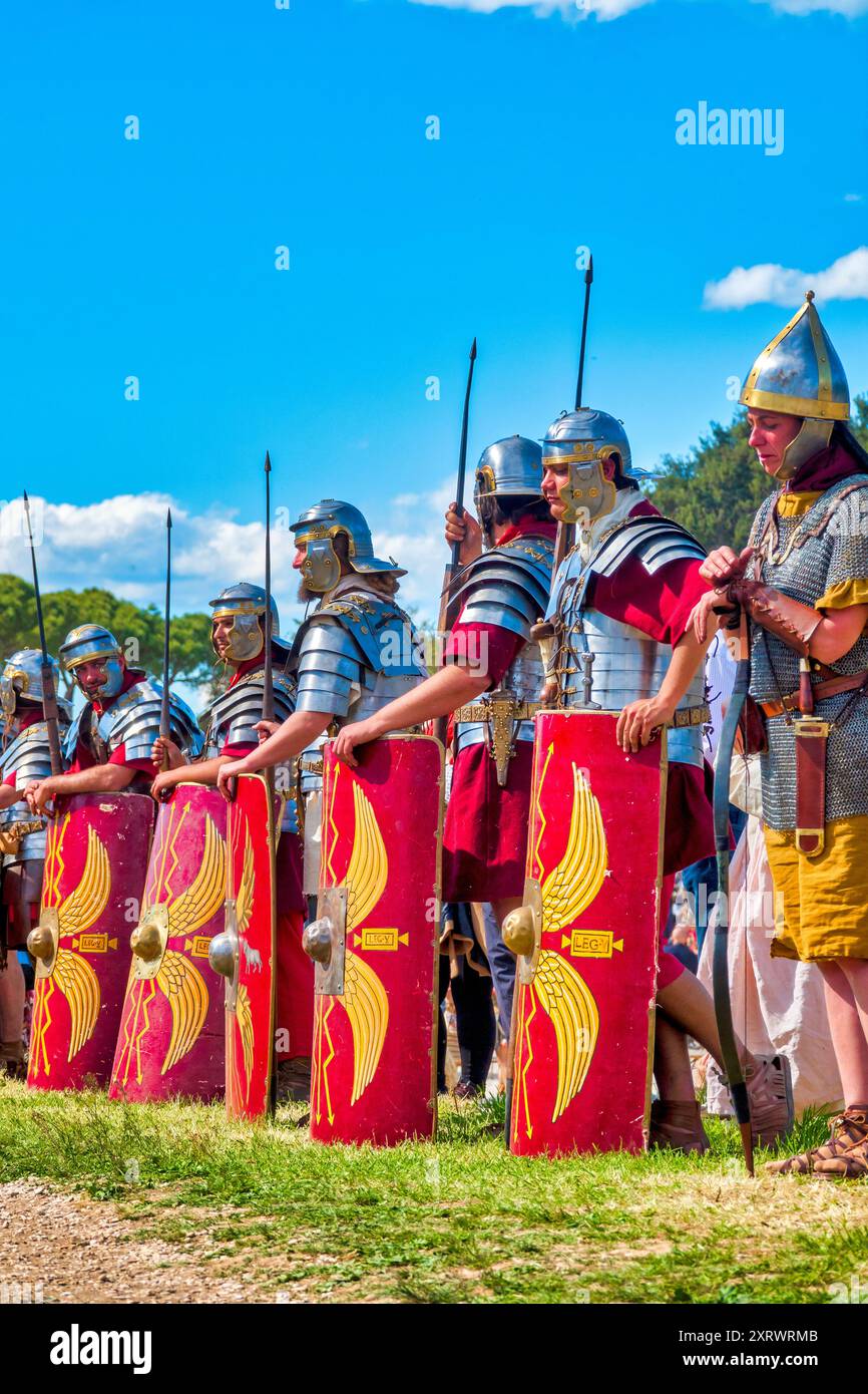Römische Legionäre der „Gruppo Storico Romano“ für die Natale di Roma im Circus Maximus, Rom Italien Stockfoto