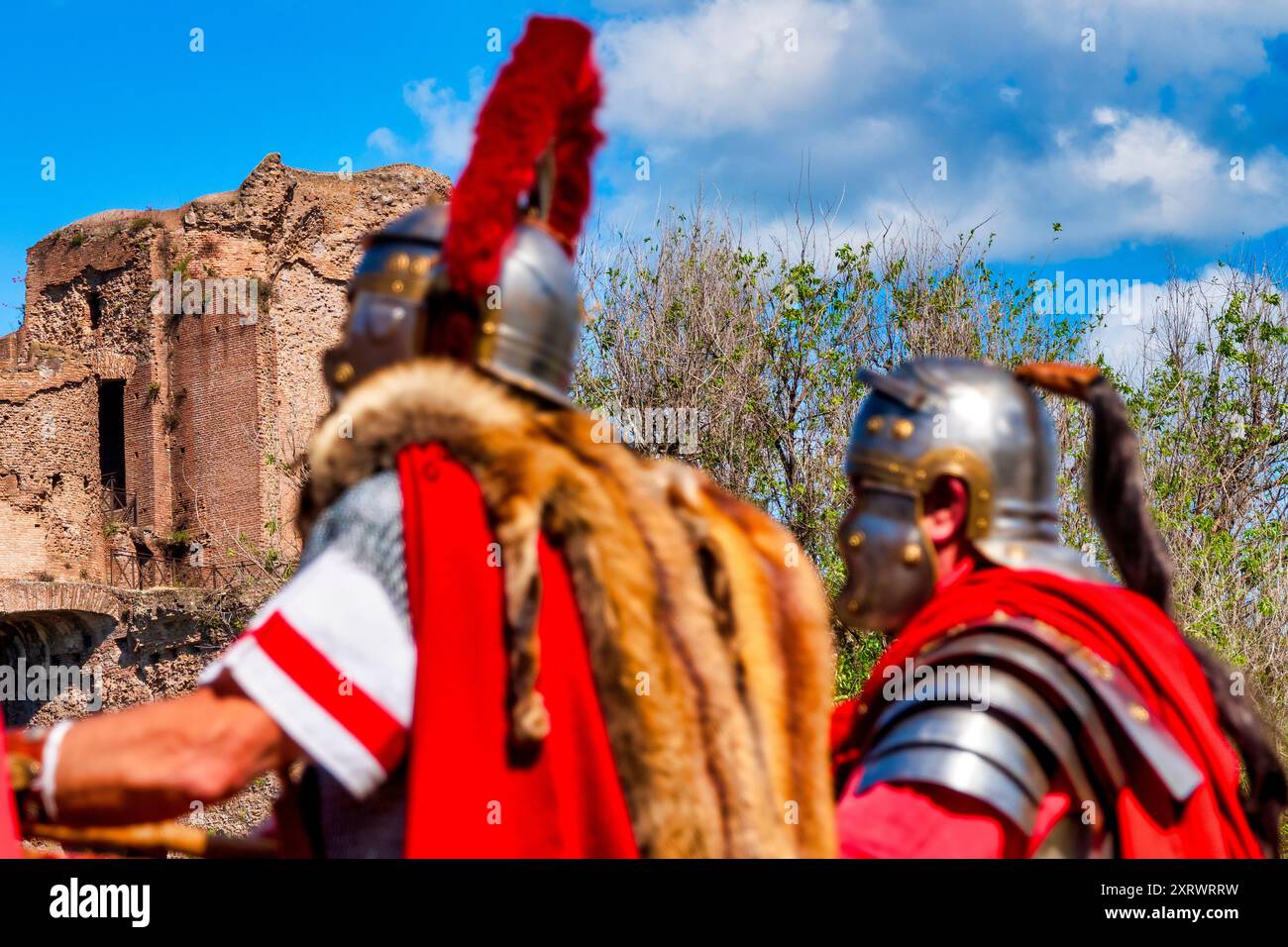 Römische Legionäre der „Gruppo Storico Romano“ für die Natale di Roma im Circus Maximus, Rom Italien Stockfoto