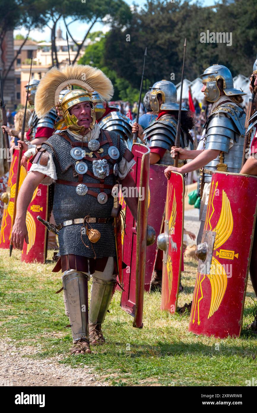 Römische Legionäre der „Gruppo Storico Romano“ für die Natale di Roma im Circus Maximus, Rom Italien Stockfoto