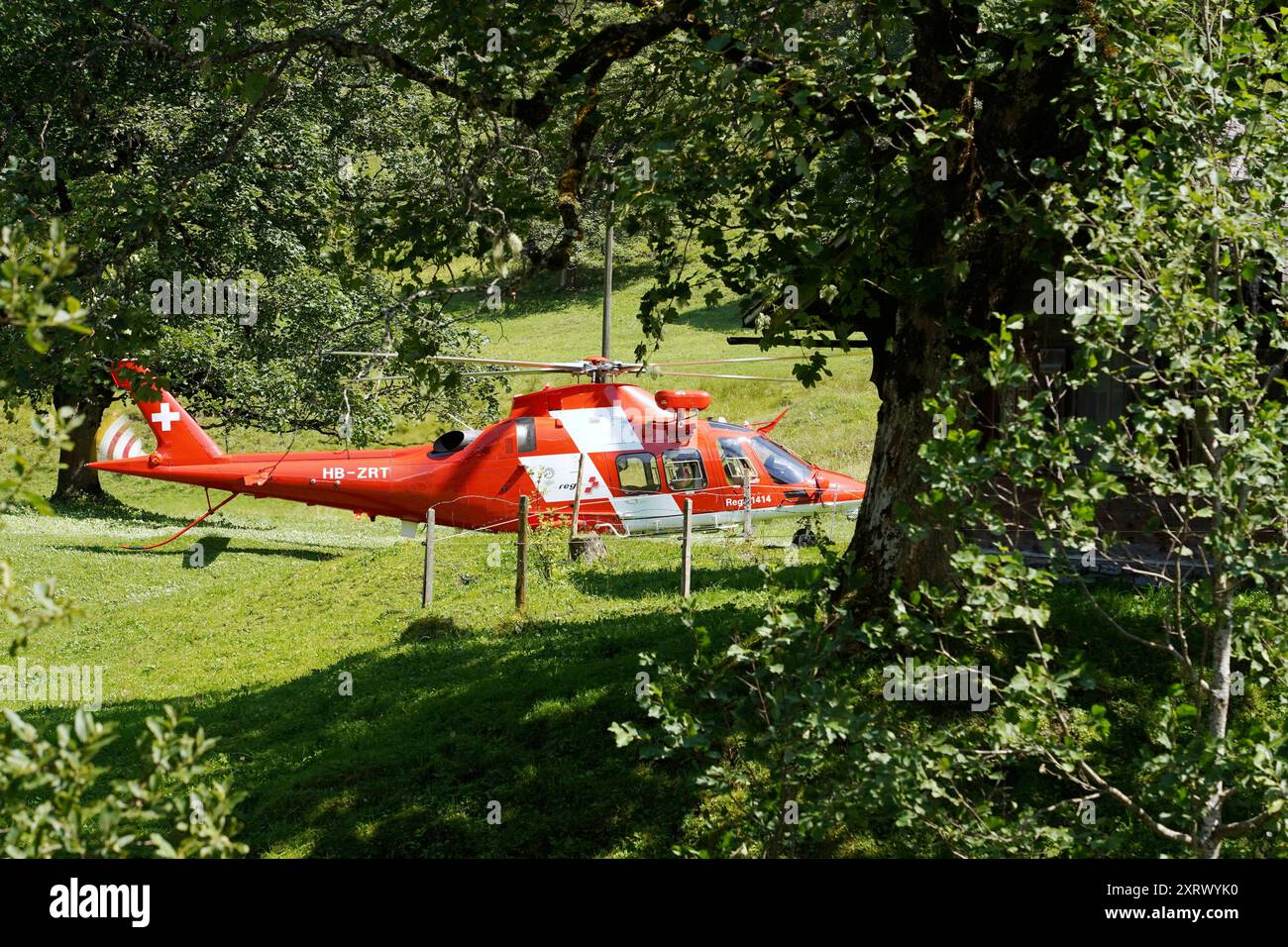 Anton Geisser 12.08.2024 Schwarzwaldalp Bern. Rega Helikopter HB-ZRT Schweizerische Rettungswacht am Unfallort *** Anton Geisser 12 08 2024 Schwarzwaldalp Bern Rega Helikopter HB ZRT Swiss Rescue am Unfallort Stockfoto