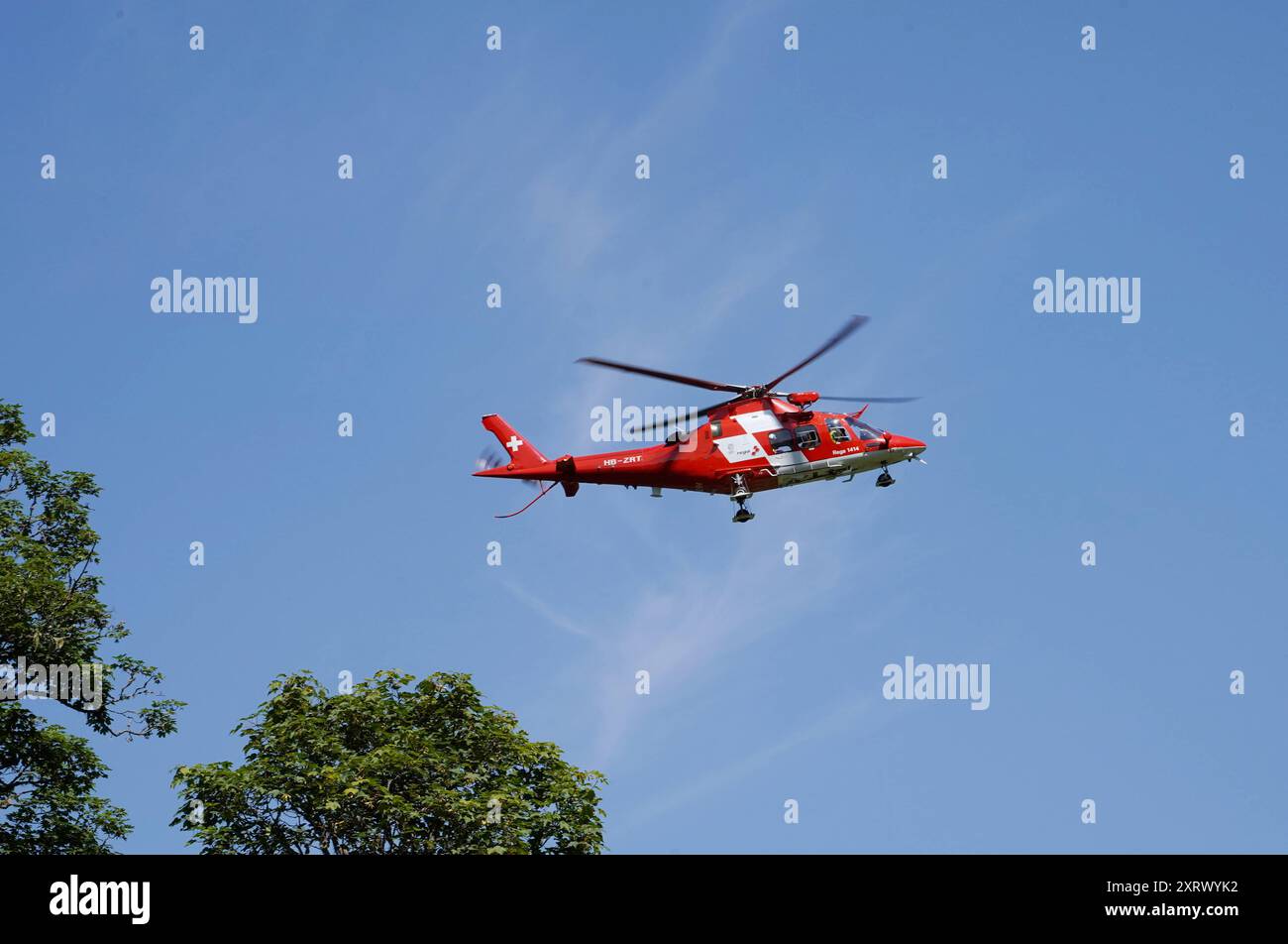 Anton Geisser 12.08.2024 Schwarzwaldalp Bern. Rega Helikopter HB-ZRT Schweizerische Rettungswacht im Anflug zum Unfallort *** Anton Geisser 12 08 2024 Schwarzwaldalp Bern Rega Helikopter HB ZRT Swiss Rescue beim Anflug auf die Unfallstelle Stockfoto