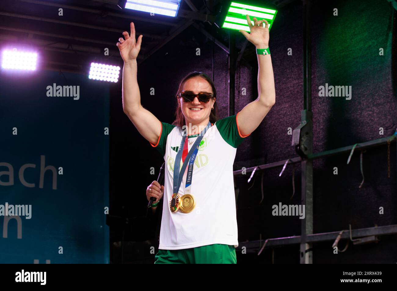 Die irische Kellie Harrington trägt ihre Goldmedaillen auf der Bühne während eines Homecoming-Events für irische Olympiasieger, die von den Olympischen Spielen 2024 in Paris in der O'Connell Street in Dublin zurückkehren. Bilddatum: Montag, 12. August 2024. Stockfoto