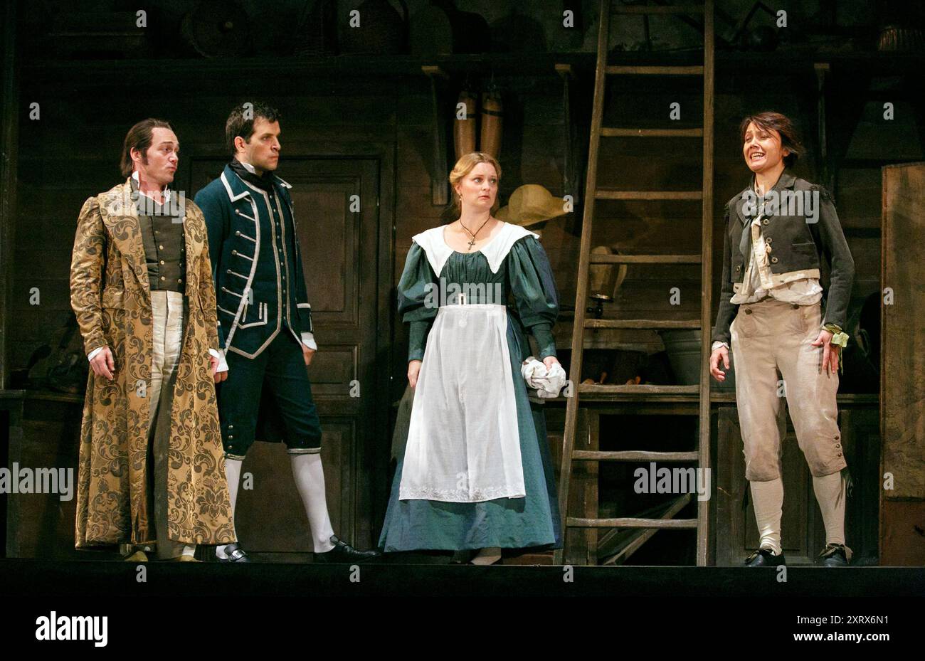 l-r: Christopher Maltman (Graf Almaviva), Luca Pisaroni (Figaro), Lucy Crowe (Susanna), Renata Pokupic (Cherubino) in LE NOZZE DI FIGARO an der Royal Opera, Covent Garden, London WC2 16/09/2013 Musik: Wolfgang Amadeus Mozart Libretto: Lorenzo da Ponte Dirigent: John Eliot Gardiner Design: Tanya McCallin Beleuchtung: David McPaule Constable Stockfoto