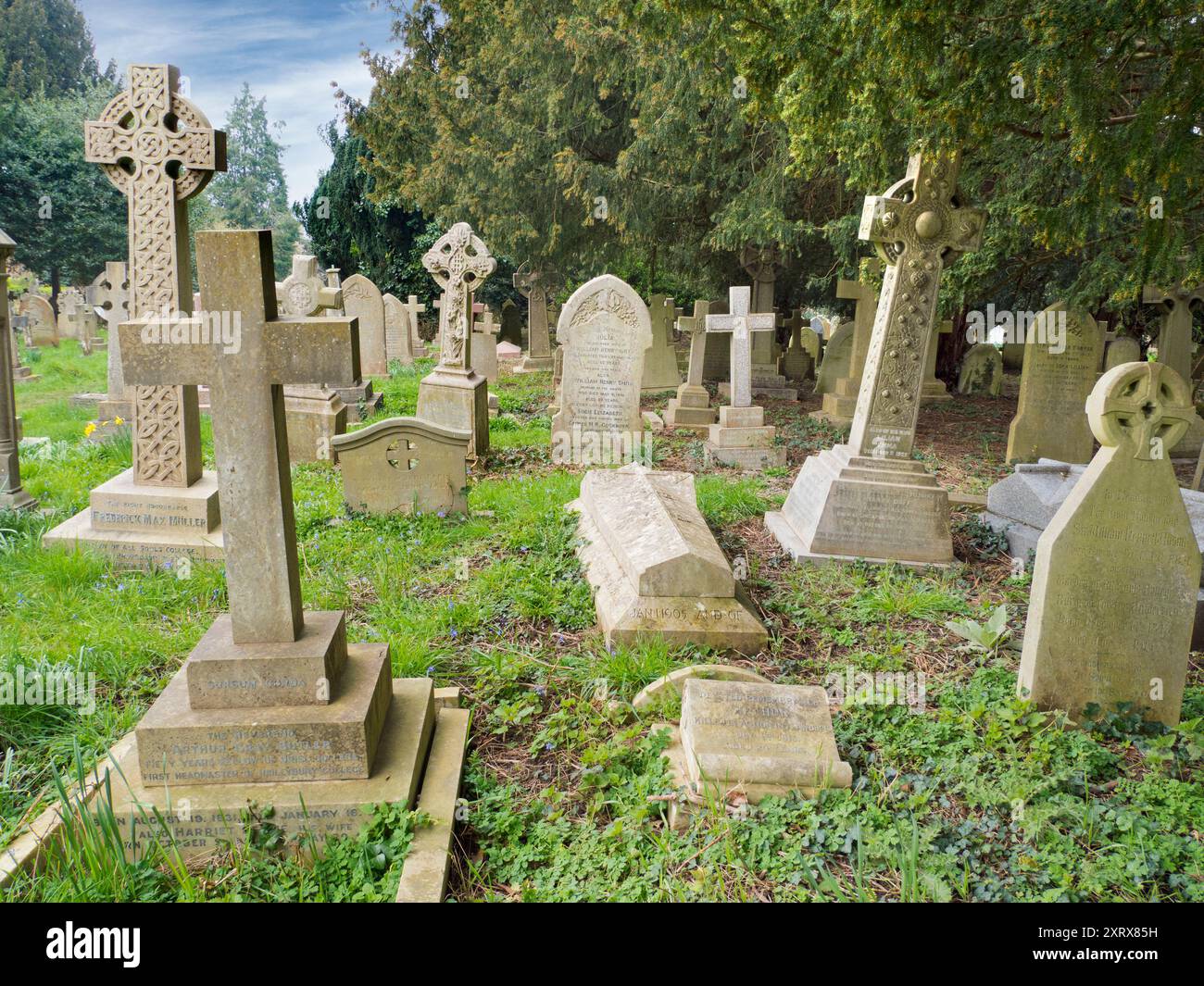 Der Holywell Cemetery befindet sich neben der St. Cross Church im Zentrum von Oxford. Es ist ziemlich gut versteckt; man konnte hunderte Male daran vorbeilaufen und nie den diskreten Eingang in der Long Wall Street sehen. Ich sollte wissen, genau das habe ich getan! Aber als ich es entdeckte und reinging, fand ich einen Ort der Schönheit und Ruhe im Herzen des geschäftigen Oxford. Stockfoto