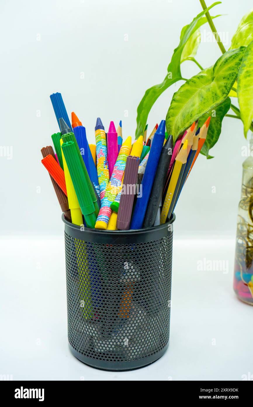 Bürobedarf Stifthalter mit Buntstiften, Stiften, Bleistift, Farben, Textmarker isolierter weißer Hintergrund Stockfoto