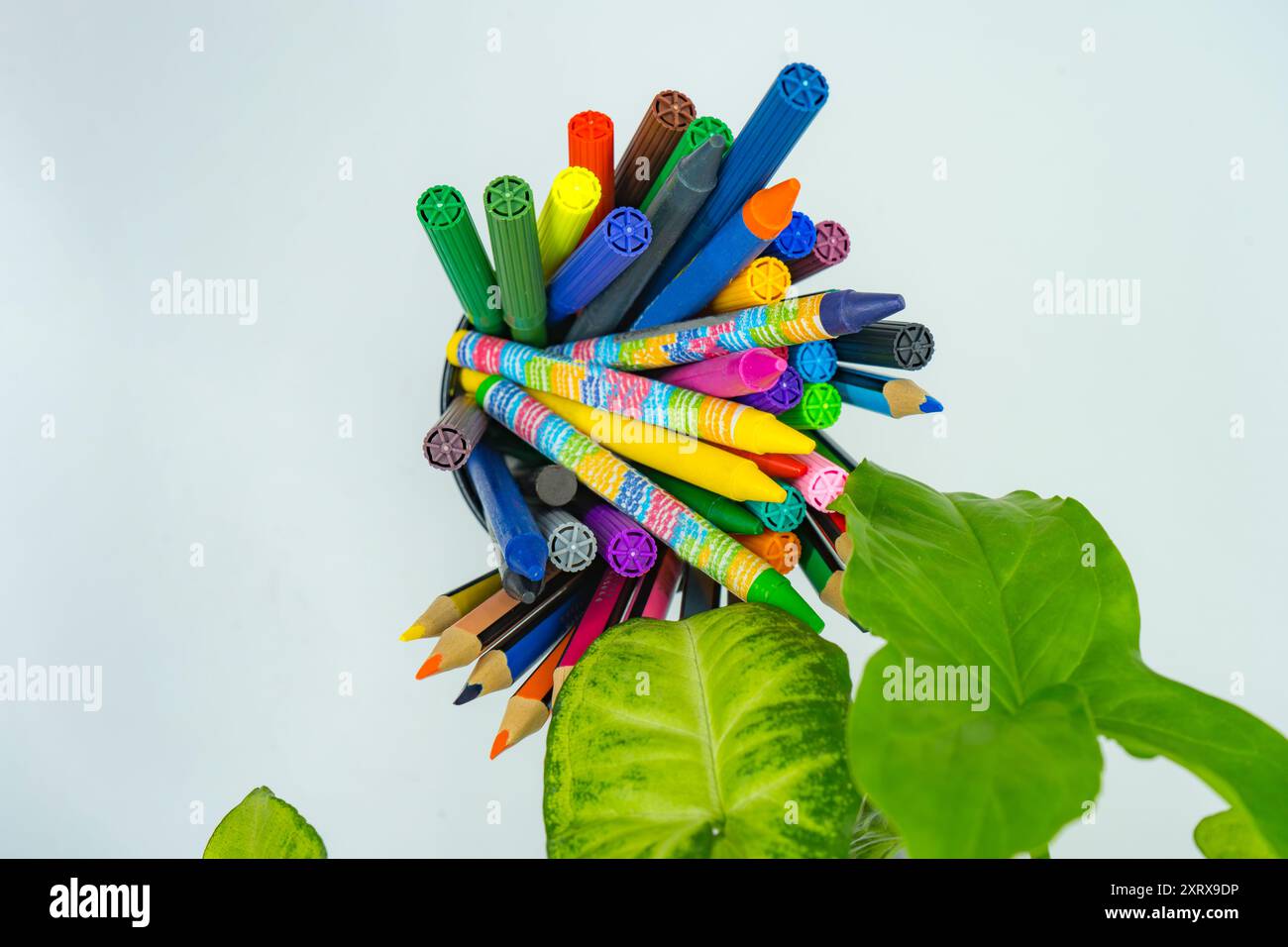 Bürobedarf Stifthalter mit Buntstiften, Stiften, Bleistift, Farben, Textmarker isolierter weißer Hintergrund Stockfoto