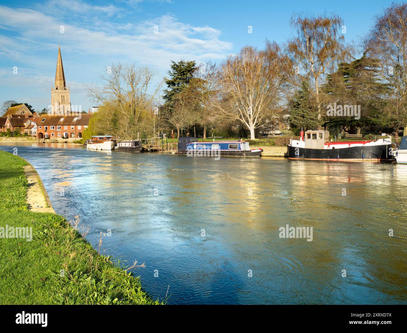 Ein schöner Blick auf die Themse bei Abingdon bei einem glühenden Wintersonnenaufgang. Wir befinden uns auf der mittelalterlichen Abingdon Bridge und blicken flussabwärts in Richtung St Helen's Wharf - ein berühmter Schönheitsort am Fluss - und zur angelsächsischen Kirche St. Helens, nach der der Kai benannt ist. Aber die heutige Sicht ist anders. Nach wochenlangem Regen ist die Themse um einen Meter gestiegen und steht kurz vor Überlauf. Das geschah vor ein paar Wochen, und jetzt scheint es wieder nahe zu sein. Stockfoto