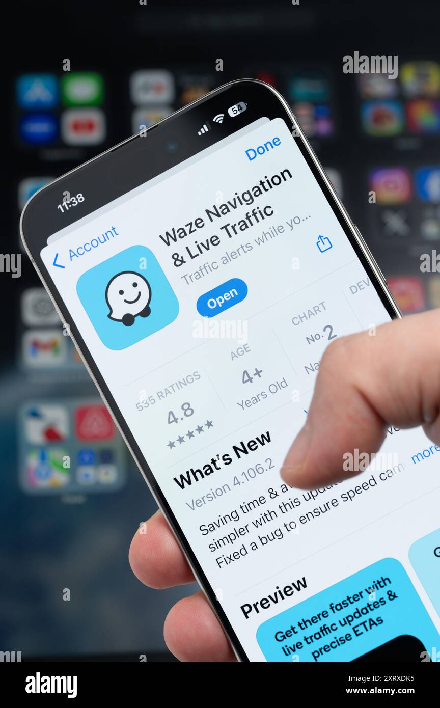 New York, USA – 5. August 2024: Smartphone in der Hand mit Waze App auf dem Bildschirm Makroaufnahme mit unscharfem Hintergrund Stockfoto