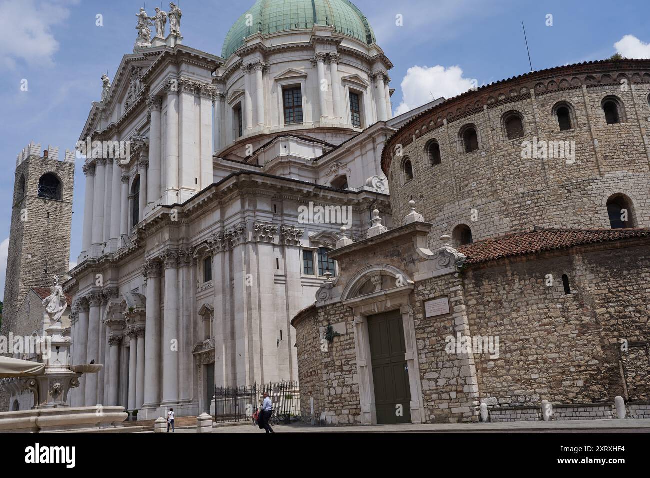 Brescia, Italien - 17. Juni 2024 - die Kathedrale Santa Maria Assunta (Duomo Nuovo) an einem sonnigen Frühlingnachmittag Stockfoto