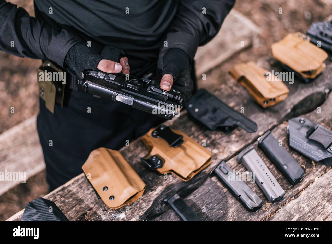 Kursleiter im Sport schießen ihre Waffen in der Natur zu testen Stockfoto