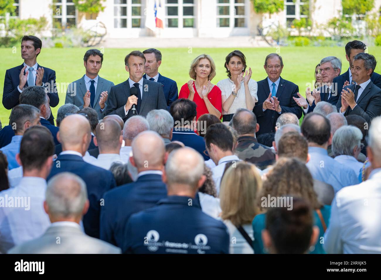 Der französische Präsident Emmanuel Macron begleitet von dem französischen Premierminister Gabriel Attal, dem Präsidenten des regionalrats des Departements Ile de France, Valerie Pecresse, der französischen Ministerin für Sport, Olympische und Paralympische Spiele, Amelie Oudea Castera, Patrick Ollier, IOC-Präsident Thomas Bach, Frankreichs Innenminister Gerald Darmanin nahm am 12. August 2024 an einem Treffen für Interessenträger Teil, die zur Organisation und Ausrichtung der Olympischen Spiele 2024 in Paris im Elysee-Palast in Paris beigetragen haben. Foto: Eric Tschaen/Pool/ABACAPRESS. KOM Stockfoto