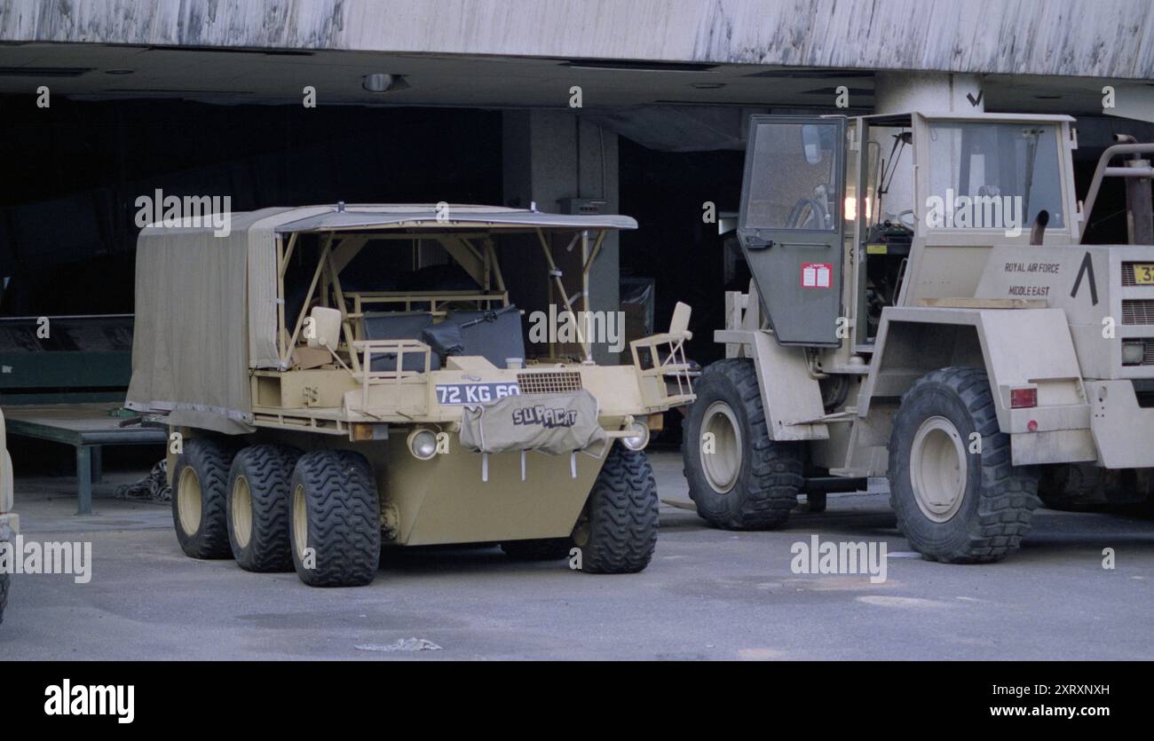 Erster Golfkrieg: 6. März 1991 Ein Supacat ATMP und ein schwerer Gabelstapler, die Royal Air Force unterstützende Fahrzeuge parkten am Kuwait International Airport. Stockfoto