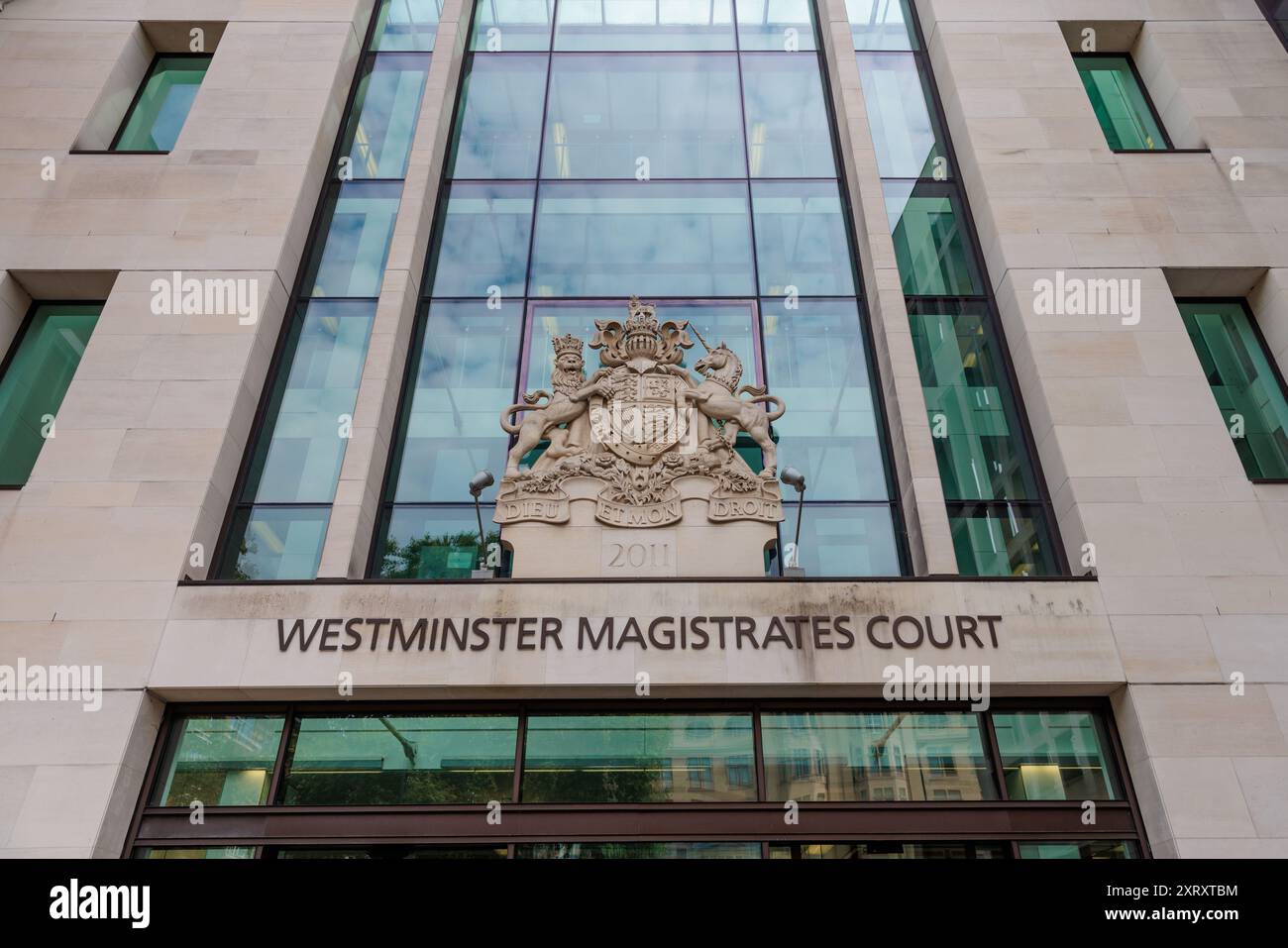 Westminster Magistrates Court, London, Großbritannien. August 2024. Außenansicht des Westminster Magistrates Court mit Wappen und Schildern über dem Court ent Stockfoto