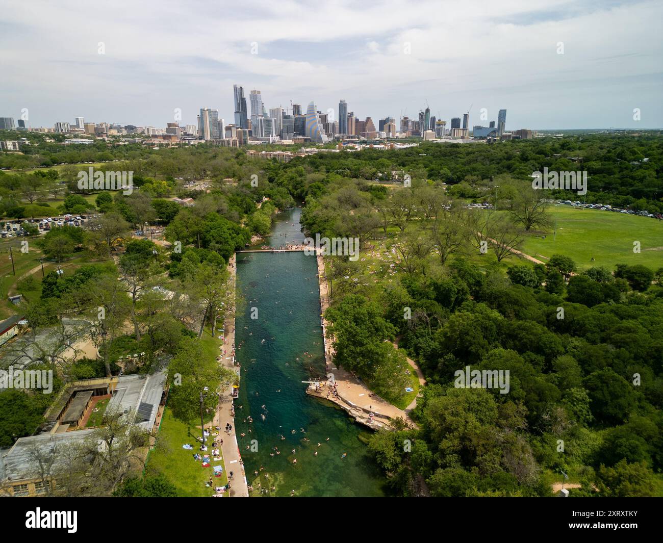 Ein Blick aus der Vogelperspektive auf den Barton Springs Pool in Austin, Texas Stockfoto