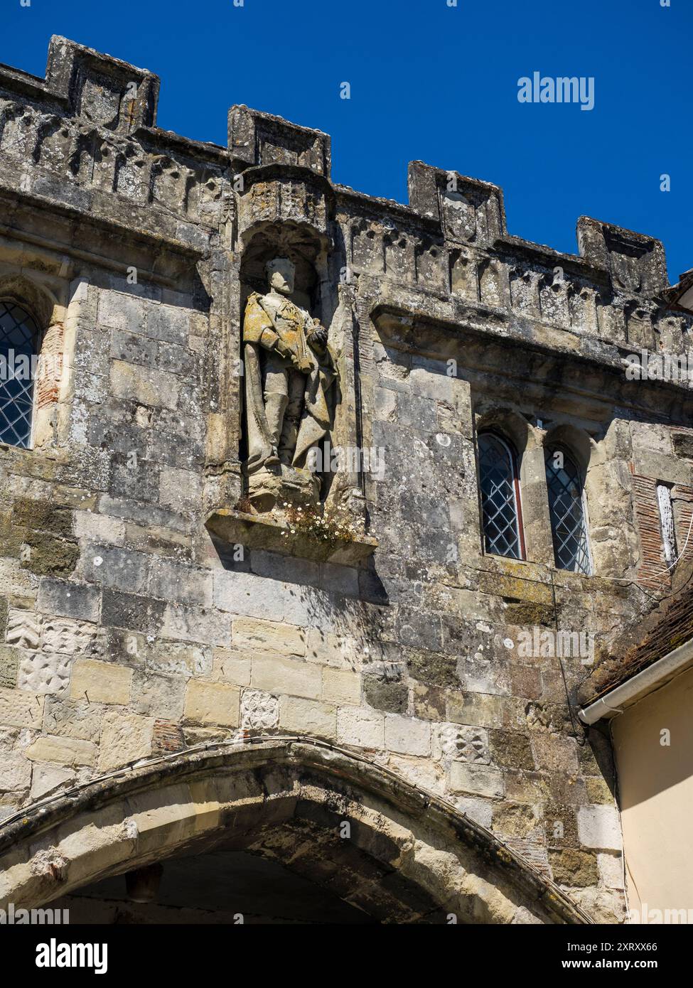 Statue von König Eduard VII., North Gate, Ein denkmalgeschütztes Gebäude in Salisbury, Wiltshire, England, Großbritannien, GB. Stockfoto