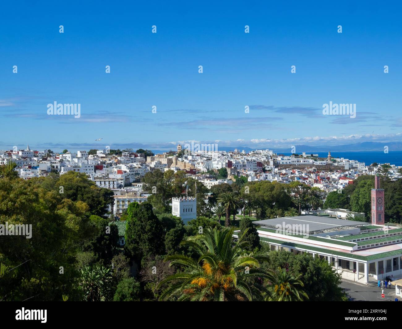 Tanger Medina mit Spanien am Horizont Stockfoto