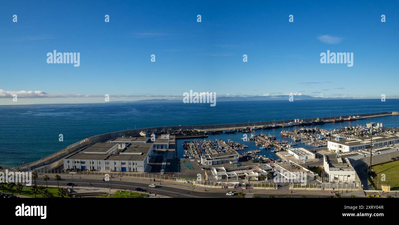 Tanger Hafen mit Spanien am Horizont Stockfoto