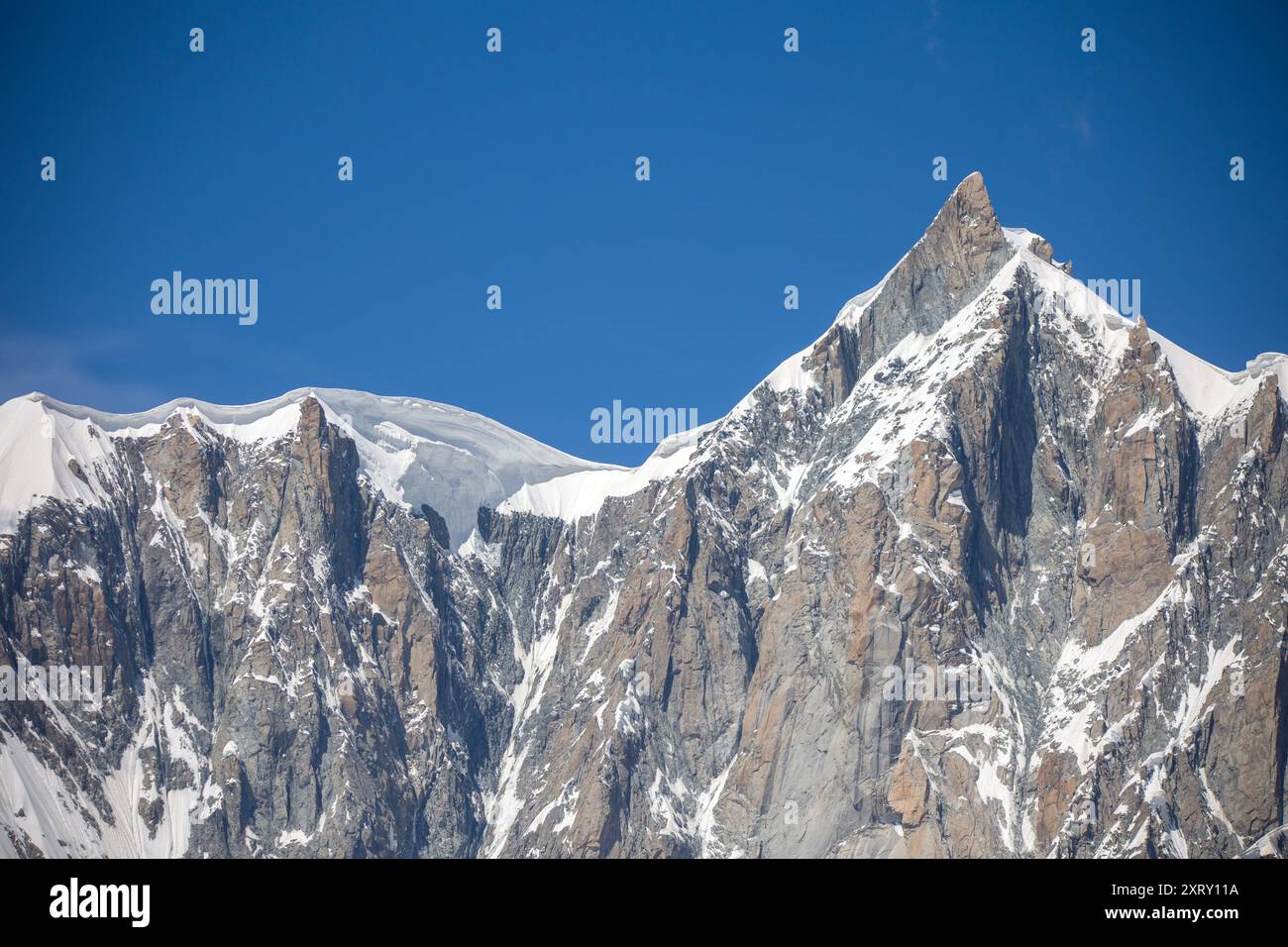 Blick aus der Nähe des Berggipfels des mont mondit in der Nähe des mont Blanc unter einem sonnigen blauen Himmel Stockfoto