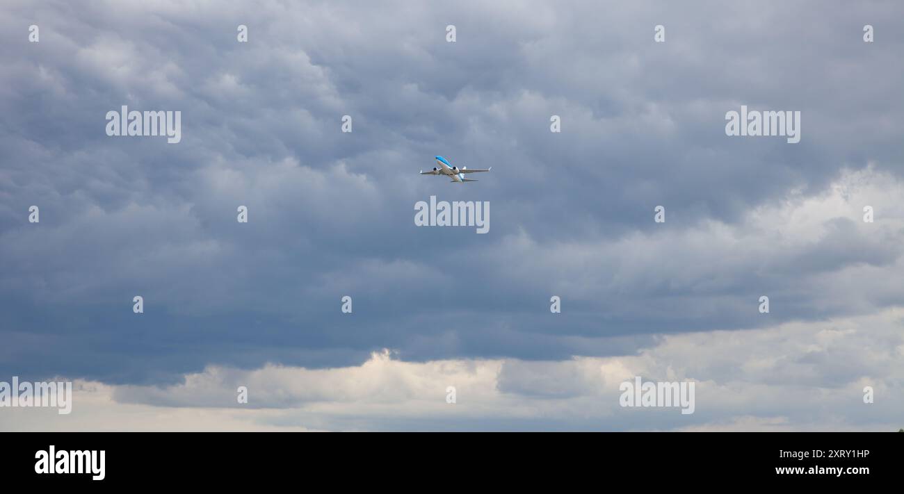 Passagierflugzeuge. Flugzeug fliegen im dunklen Himmel. Bewölkter Tag. PH-BGU KLM Royal Dutch Airlines Boeing 737-700. Ukraine, Kiew - 8. Juli 2020 Stockfoto