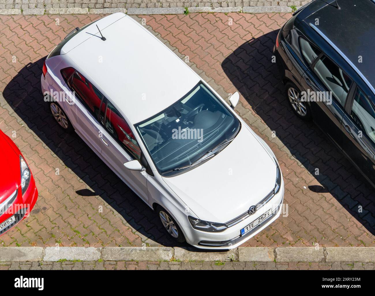 OSTRAVA, TSCHECHISCHE REPUBLIK - 14. MAI 2024: Weißer Volkswagen Polo V Fließheck parkt auf der Straße Stockfoto
