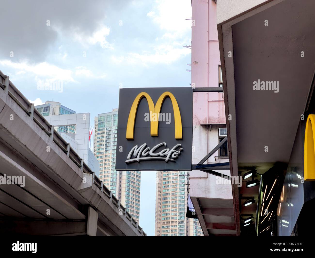 Hongkong, China - 20. September 2023. McDonald's Restaurant Schild. McDonald's ist ein amerikanisches Fast-Food-Unternehmen. Stockfoto