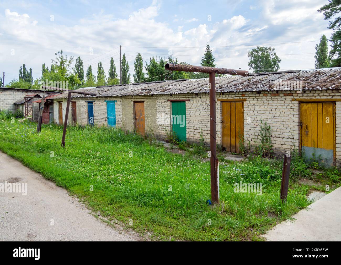 Woronesch, Russland - 2. August 2023: Versorgungsgebäude im Hof als separates Gebäude Stockfoto