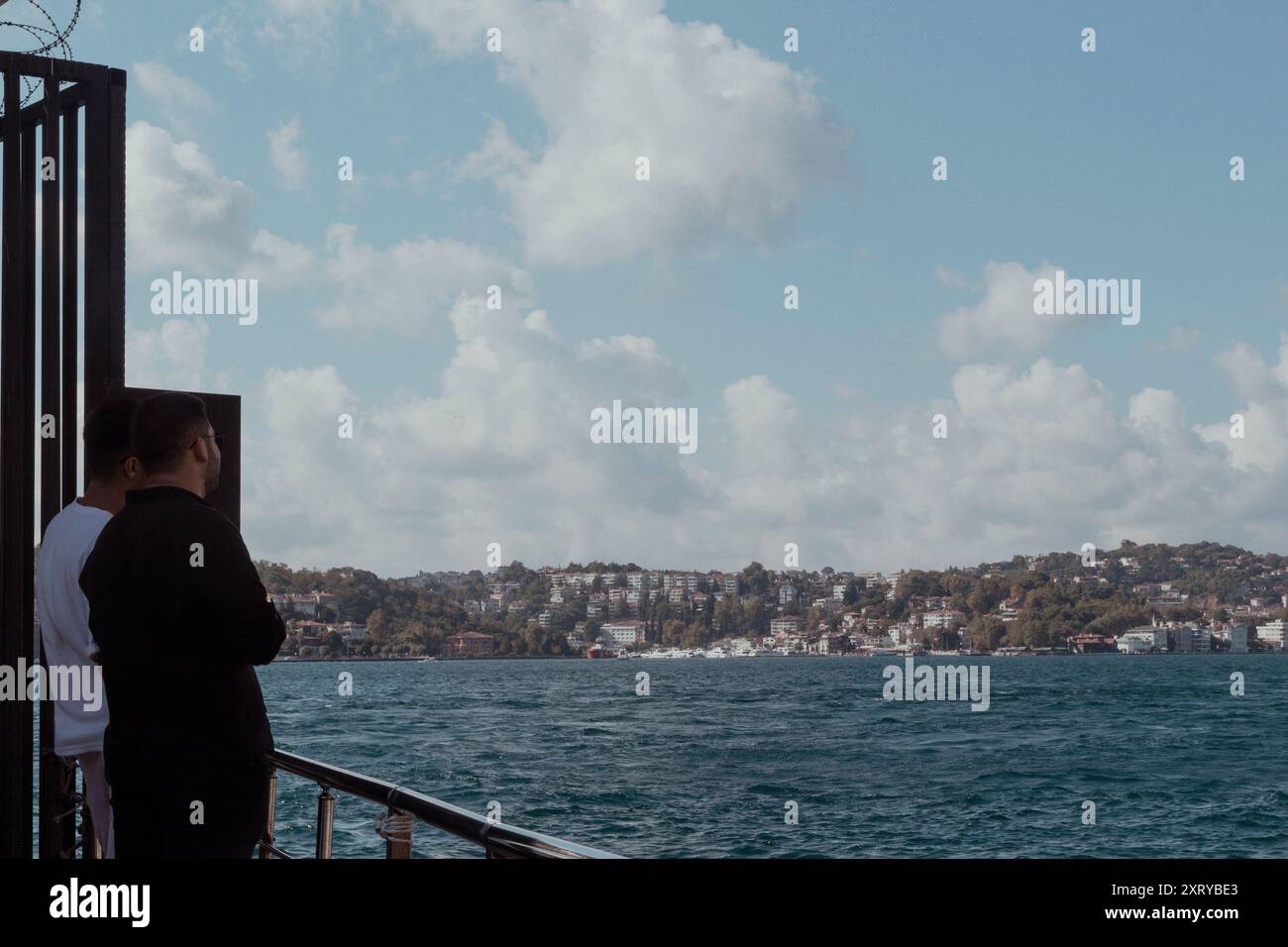 Betrachtungshorizonte: Ein ruhiger Blick auf das Wasser in ıstanbul, türkei Stockfoto