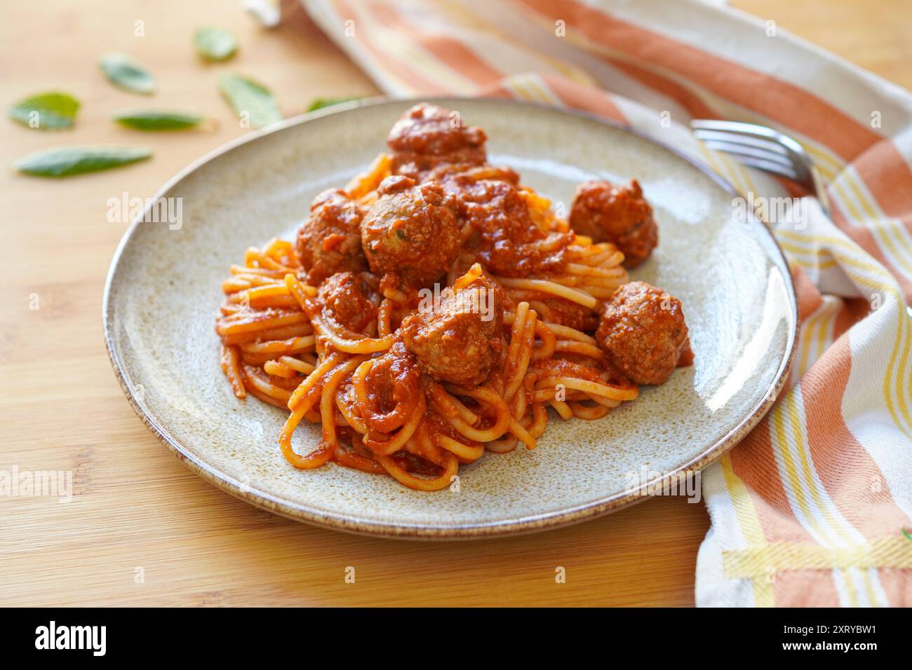 Hausgemachte italienische Spaghetti und Fleischbällchen in Tomatensauce auf Holztisch Stockfoto