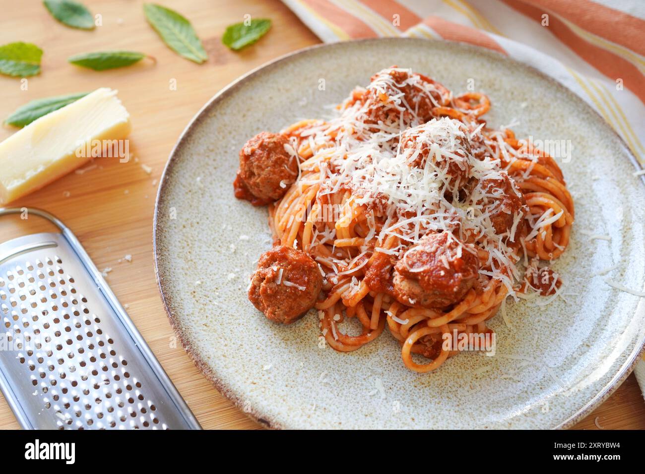 Hausgemachte italienische Spaghetti und Fleischbällchen in Tomatensauce auf Holztisch Stockfoto