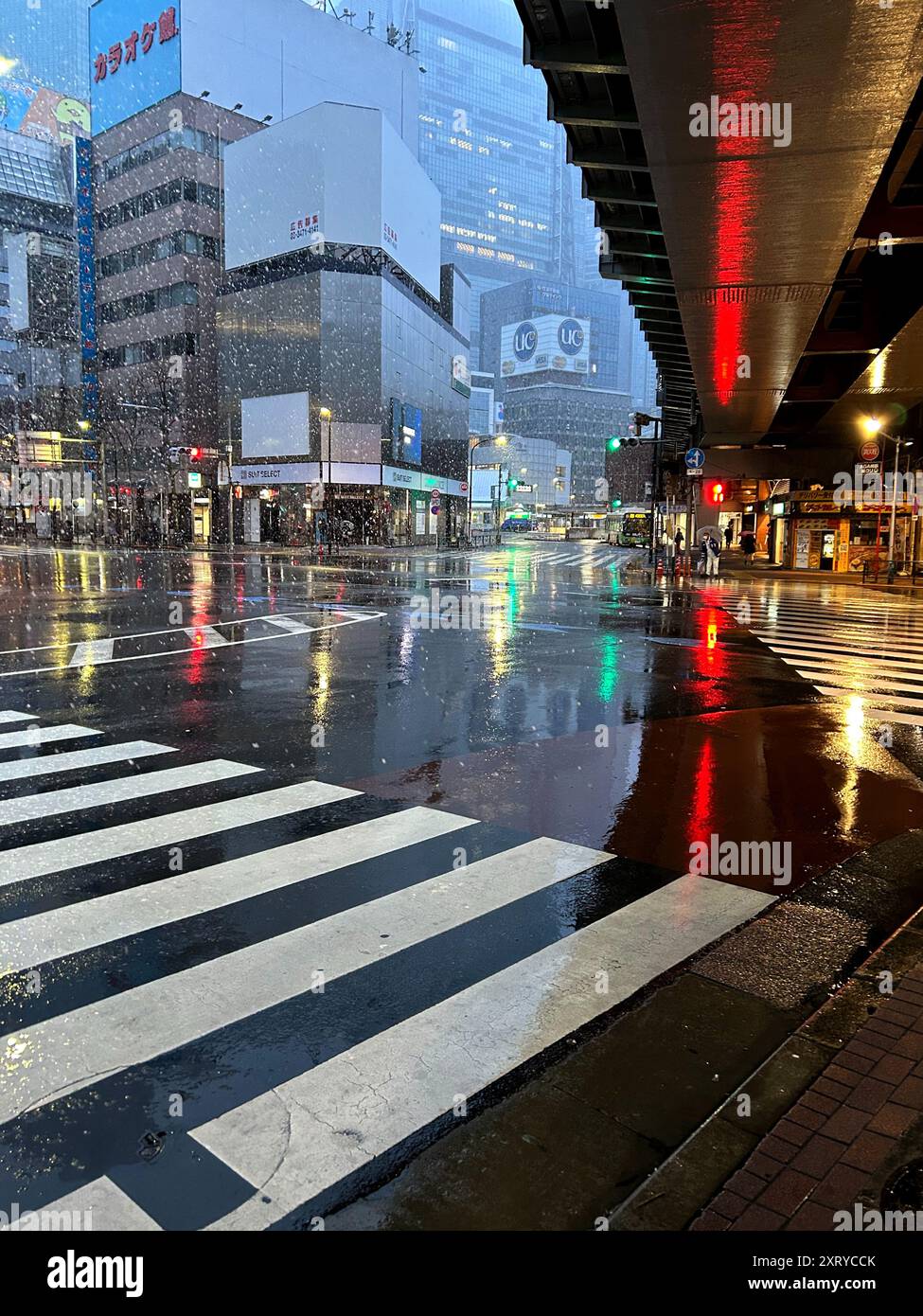 Shimbashi Straße im Regen, Shimbashi, Tokio, Japan. Stockfoto