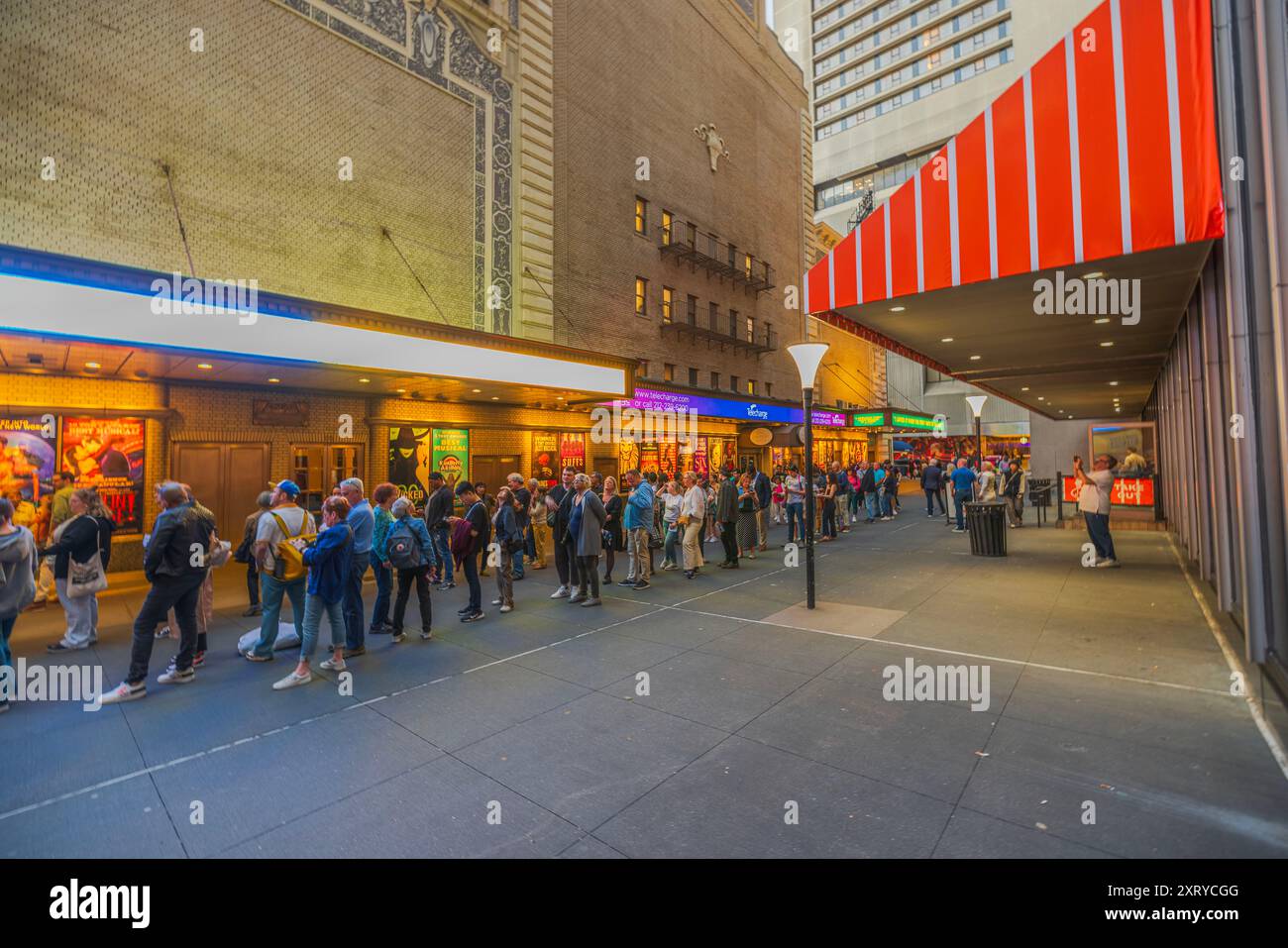 Abendlicher Blick auf Manhattan mit dem Shubert Theatre und den Leuten, die auf das Musical „Hell's Kitchen“ warten. New Yor. USA. Stockfoto