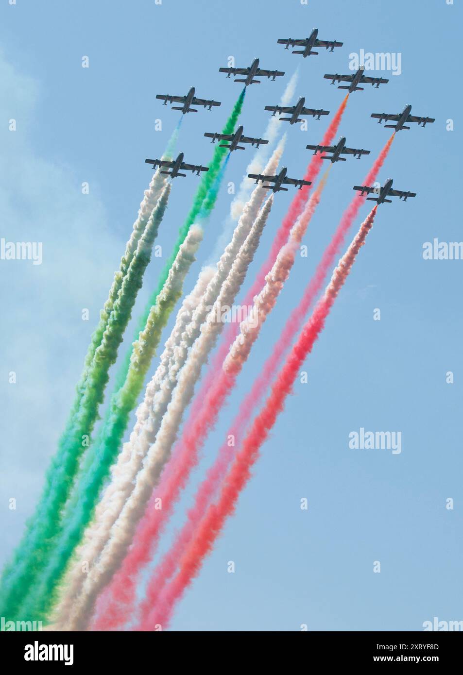Das Kunstflugteam der italienischen Luftwaffe Frecce Tricolori (Tricolor Arrows) gibt farbigen Rauch ab, während es über Philadelphia fliegt. Stockfoto