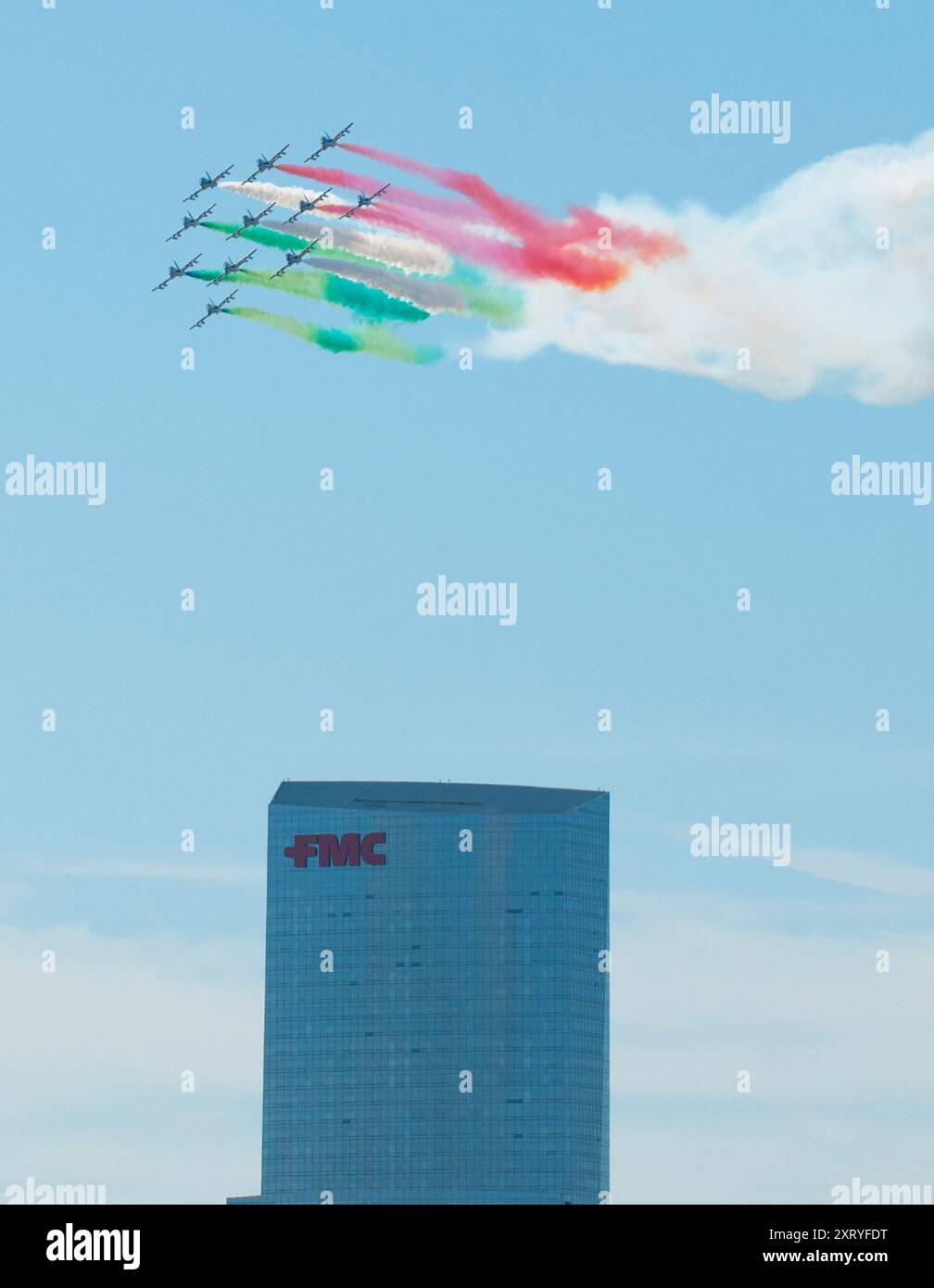 Das Kunstflugteam der italienischen Luftwaffe Frecce Tricolori (Tricolor Arrows) gibt farbigen Rauch ab, während es über Philadelphia fliegt. Stockfoto