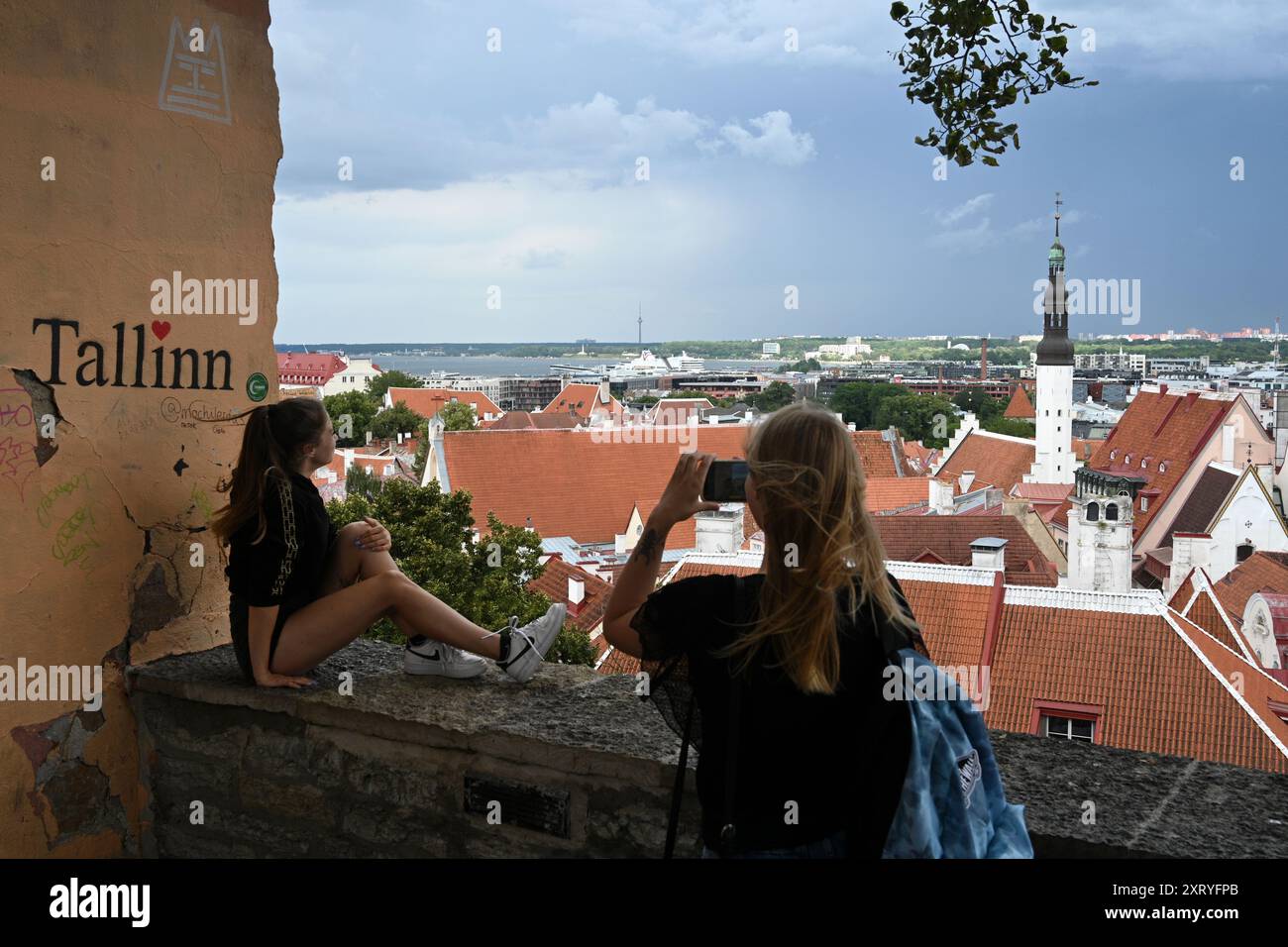 Tallinn, Estland - 24. Juli 2024: Touristen in der Altstadt von Tallinn, Estland. Stockfoto
