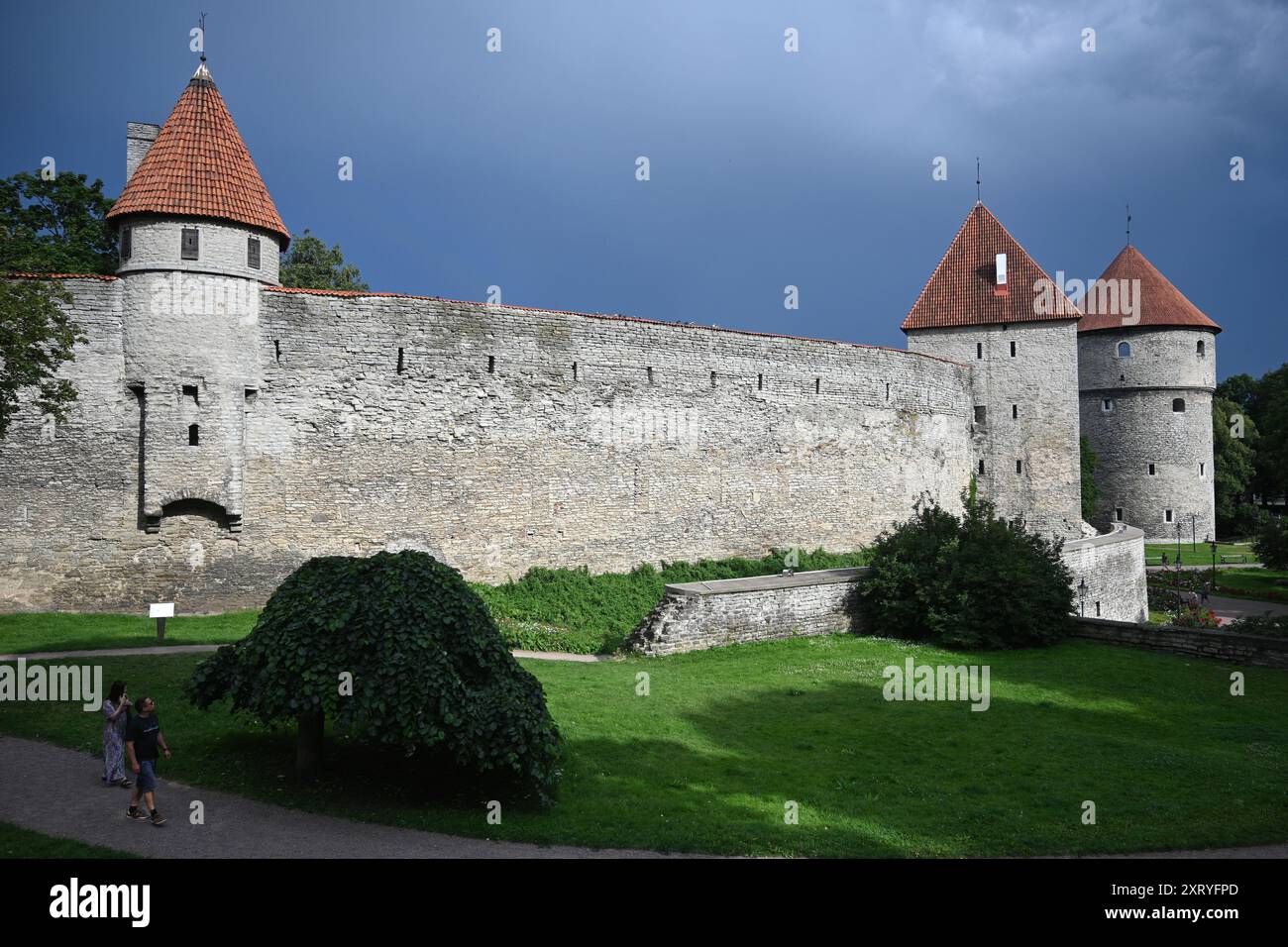 Tallinn, Estland - 24. Juli 2024: Touristen in der Altstadt von Tallinn, Estland. Stockfoto