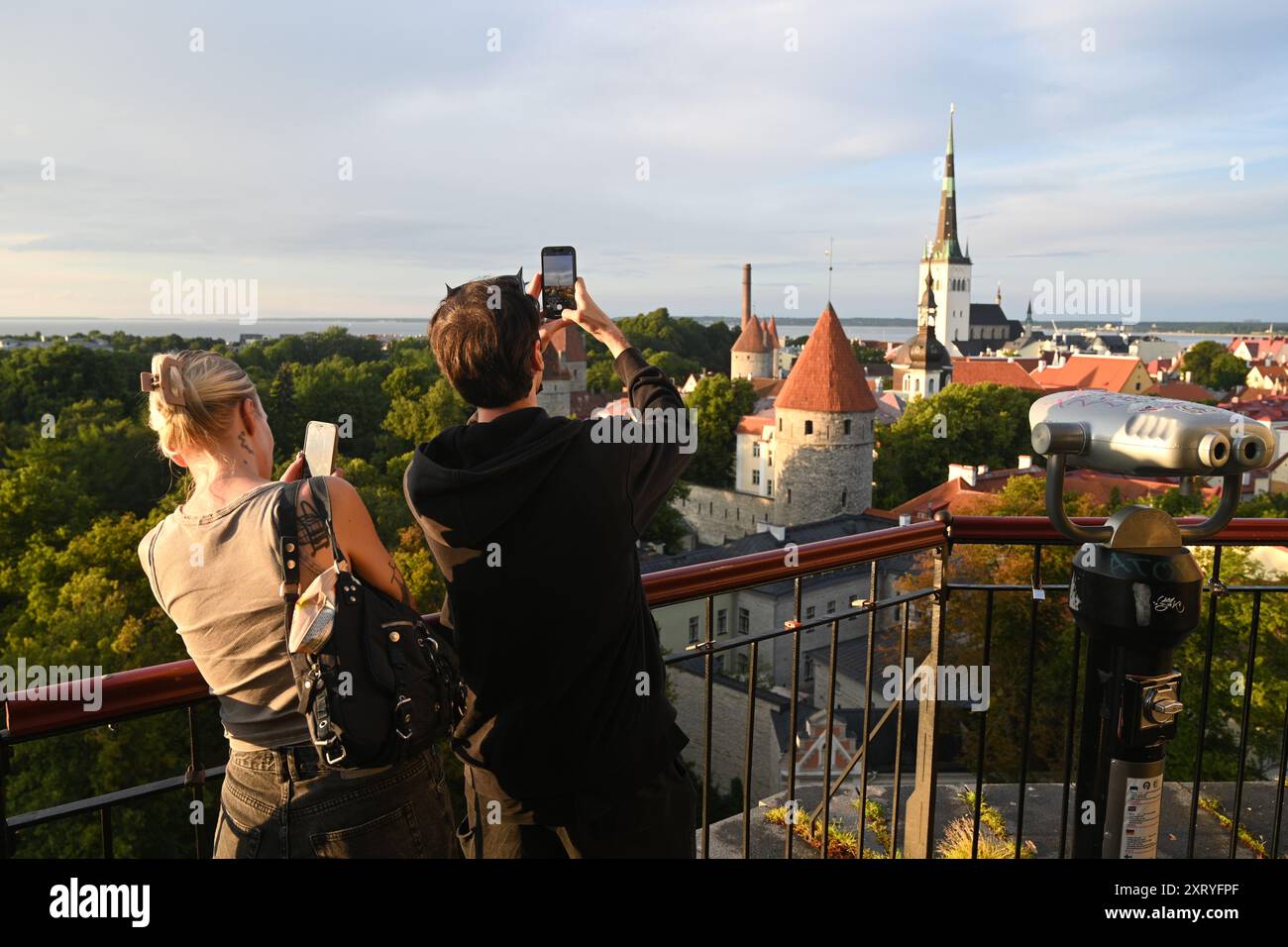 Tallinn, Estland - 24. Juli 2024: Touristen in der Altstadt von Tallinn, Estland. Stockfoto