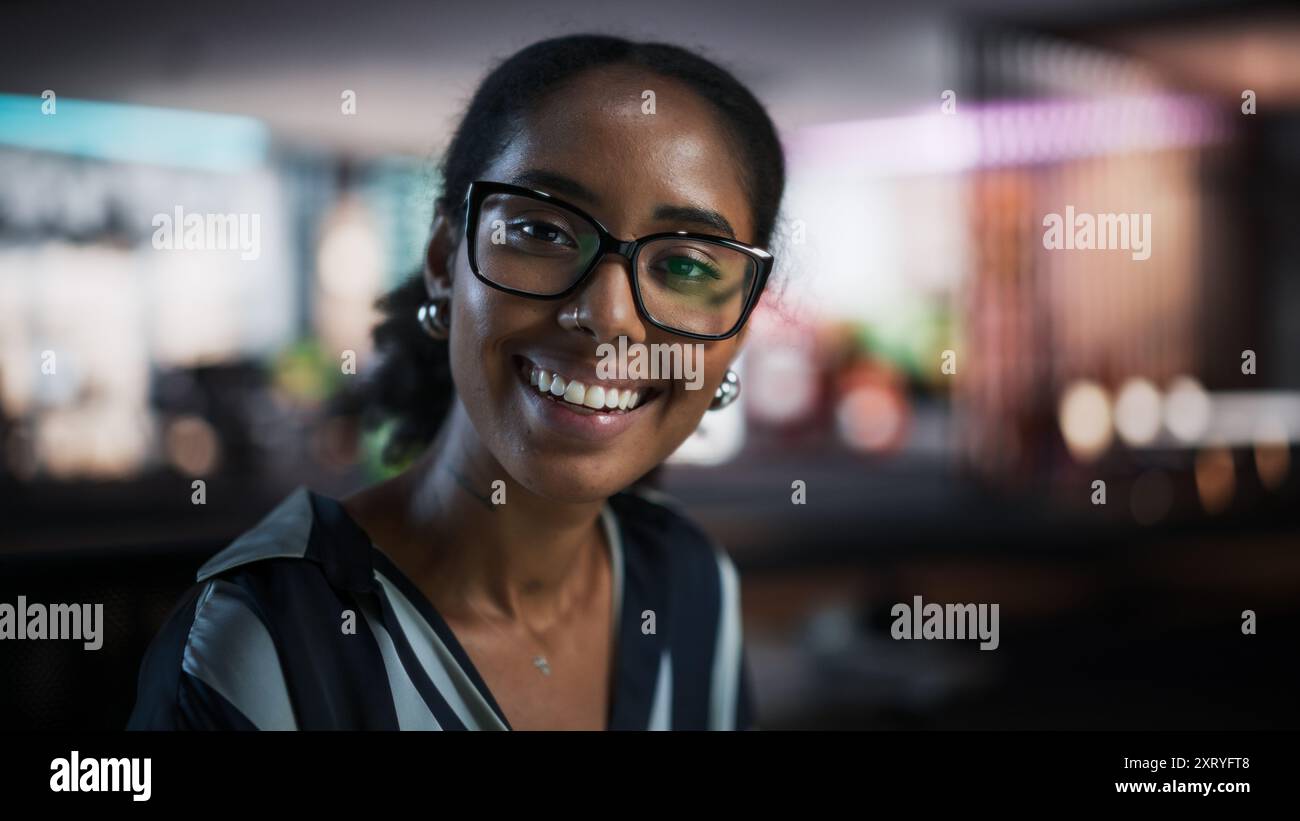 Porträt einer erfolgreichen schwarzen Geschäftsfrau, die einen Desktop-Computer verwendet, Daten analysiert, denkt und Probleme löst. Weibliche Managerin, Die Sich Die Kamera Anschaut Und Im Kreativbüro Modern Office Lächelt Stockfoto